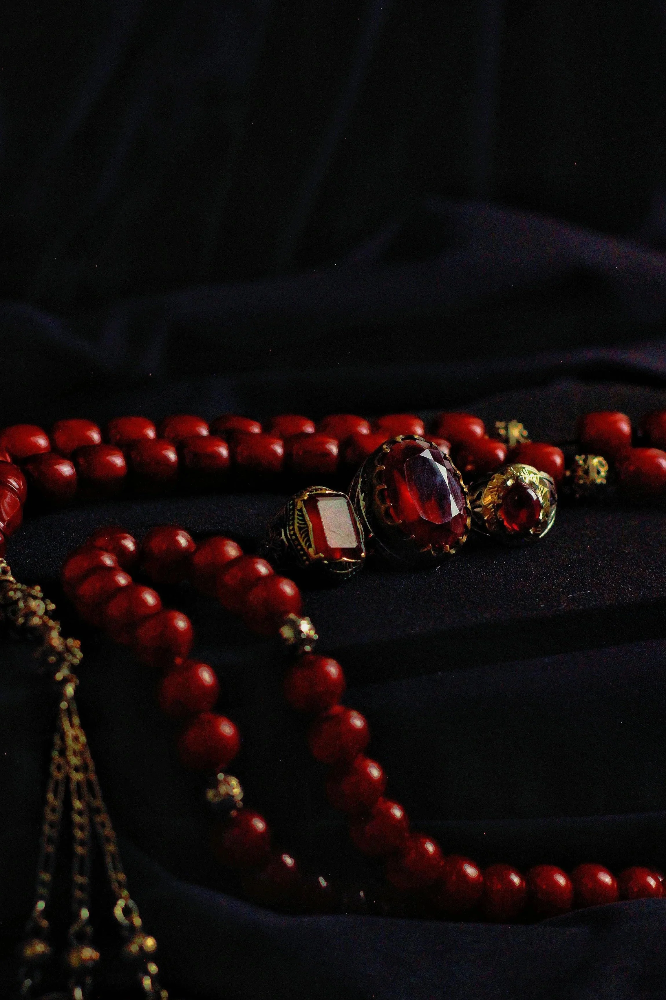 What Jewellery to Wear with a Black Dress (Without Looking Overdone) What Jewellery to Wear with a Black Dress (Without Looking Overdone)