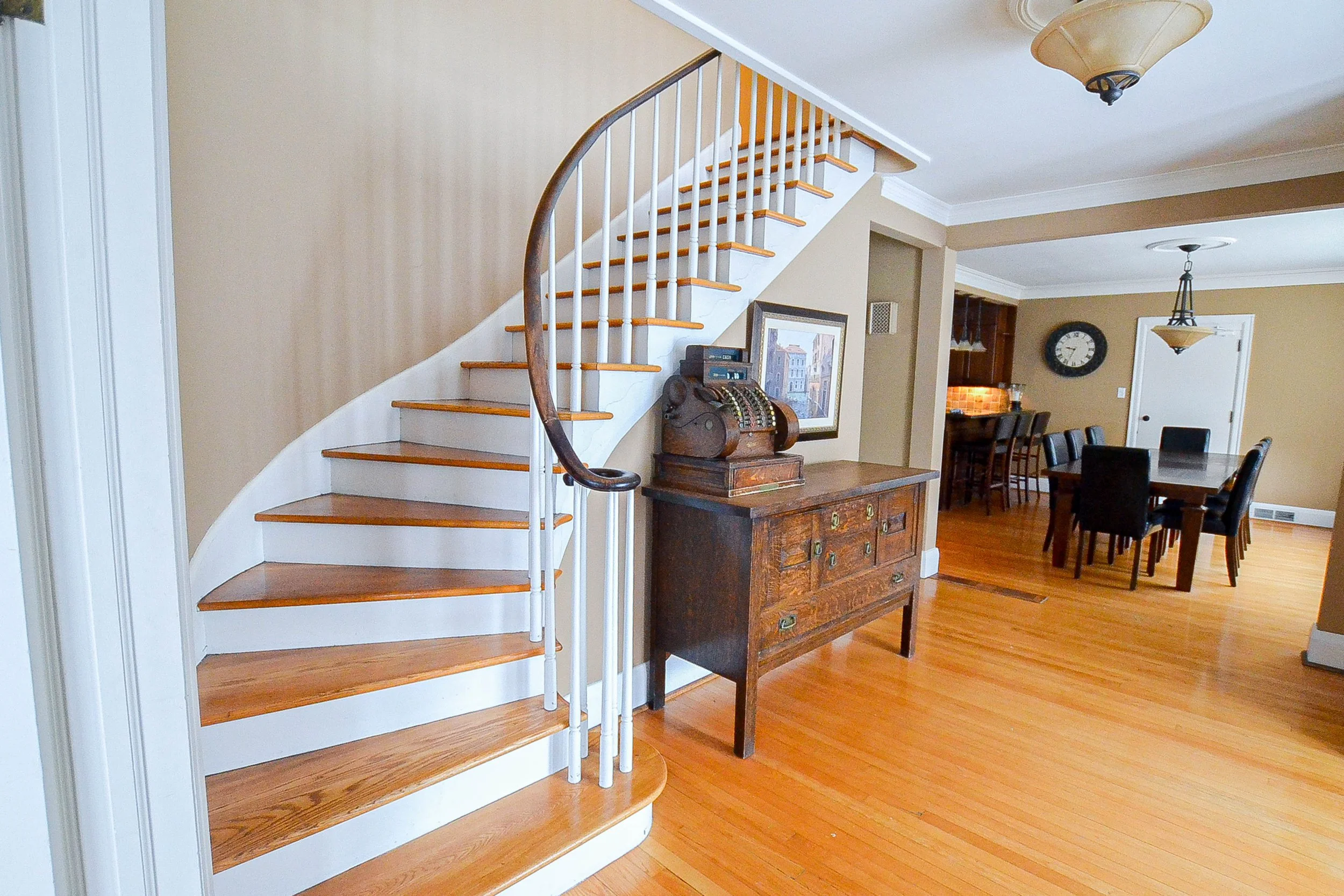 147 Westmount Rd | Main Floor | 4 bed | 2.5 bath