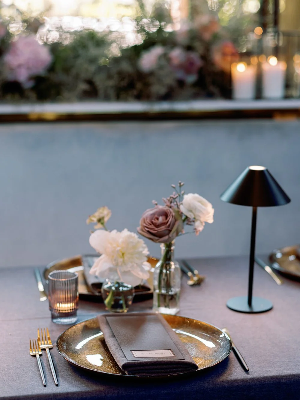 modern and blue place setting with lamp at the hotel drover (Copy)