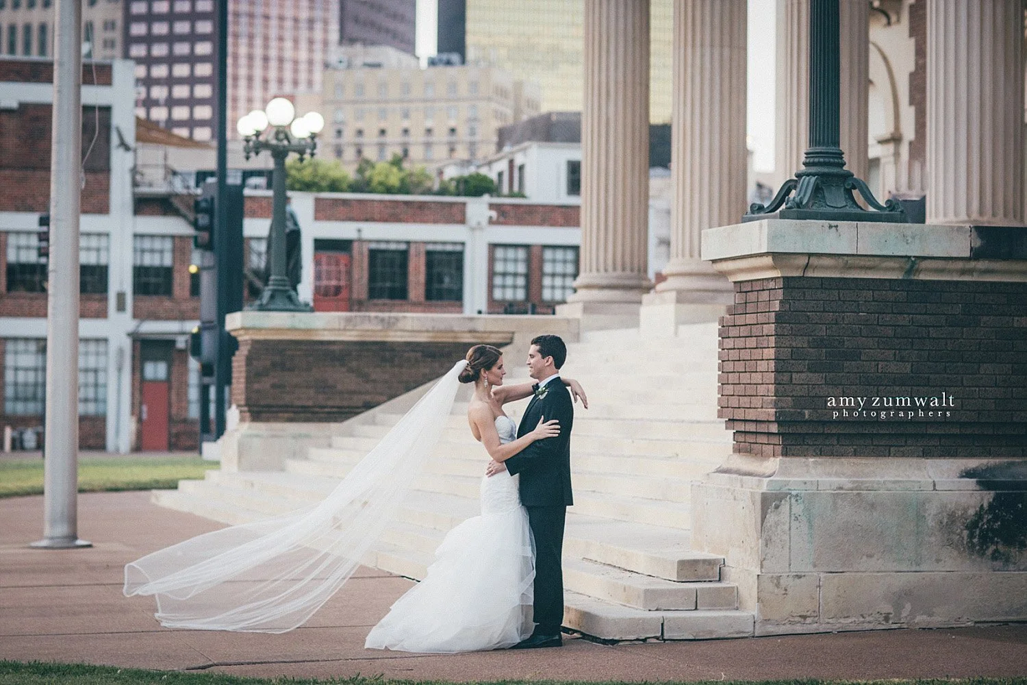 Dallas Scottish Rite Library and Museum bride and groom outside the front steps