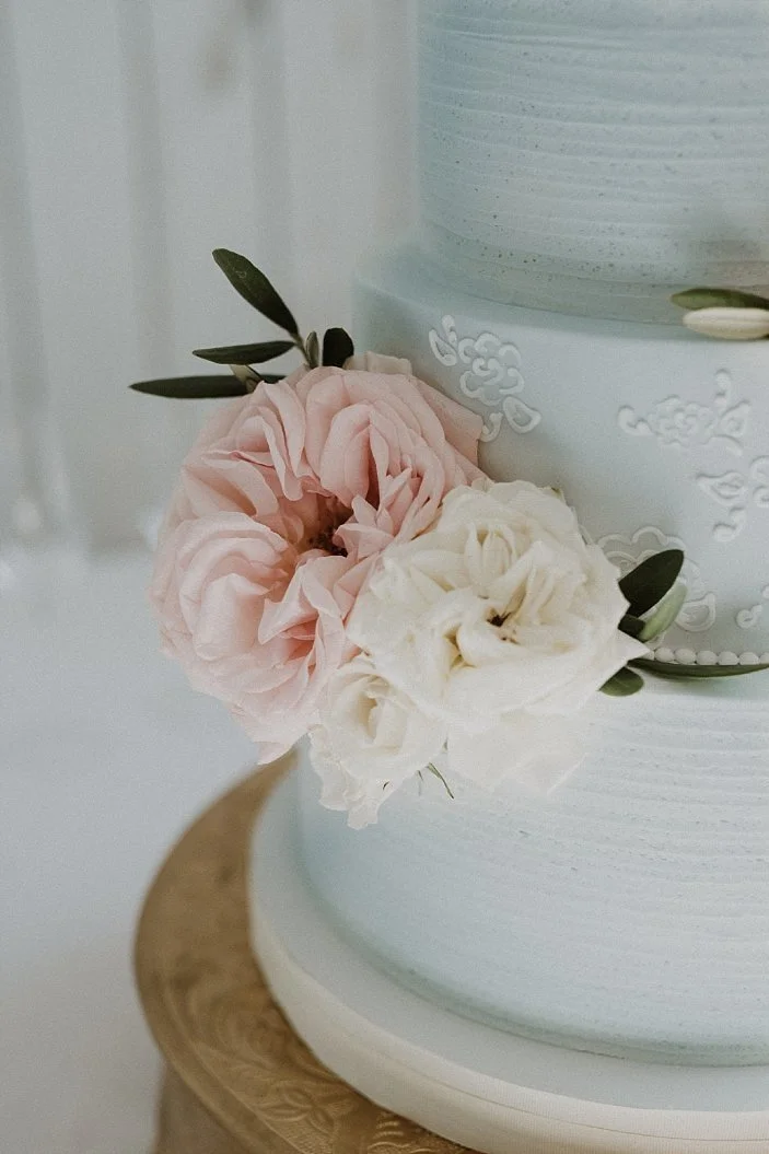 Blue and white real flowers on wedding cake