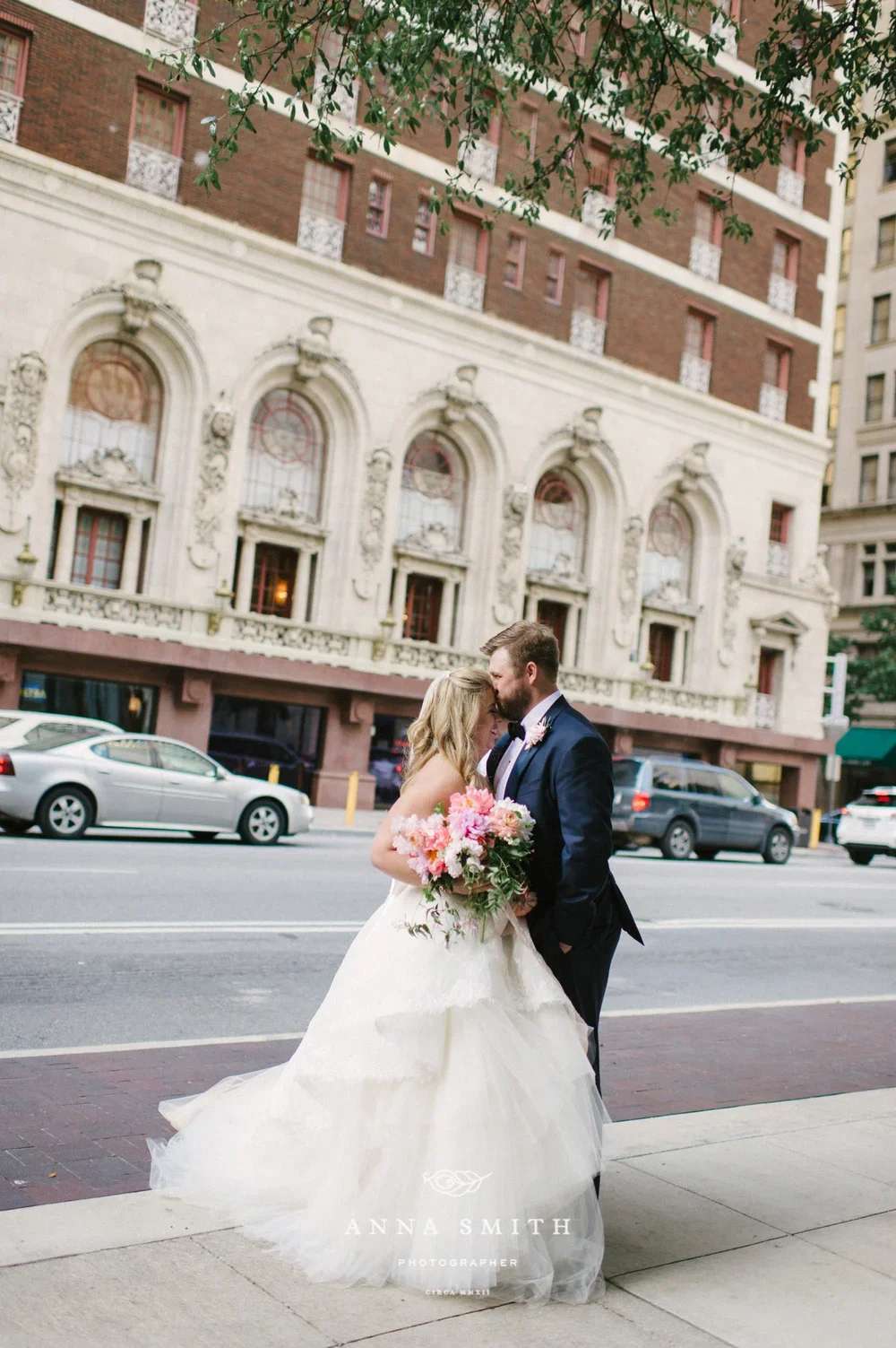 Bride and groom photos in downtown dallas