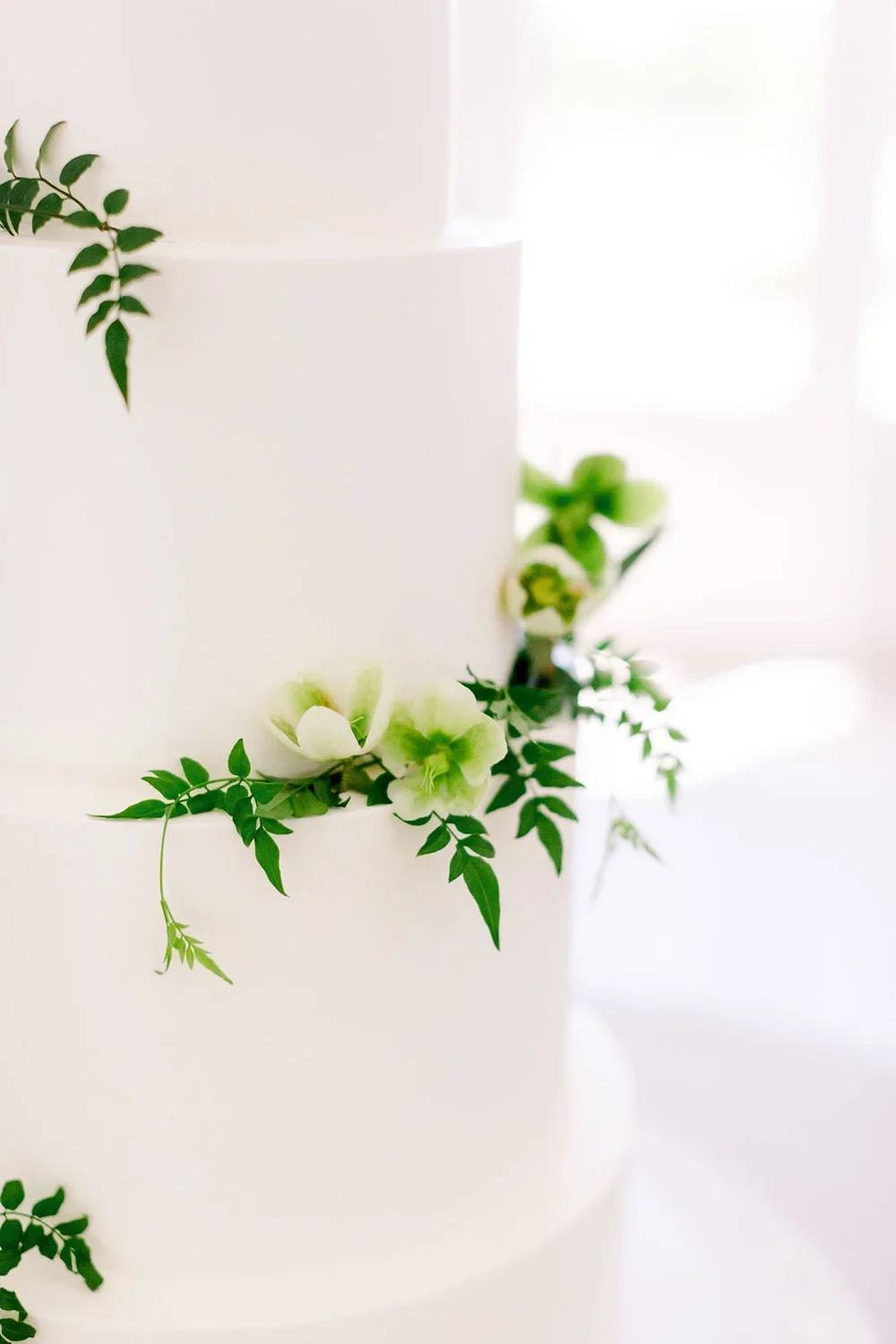 Loose greenery on wedding cake