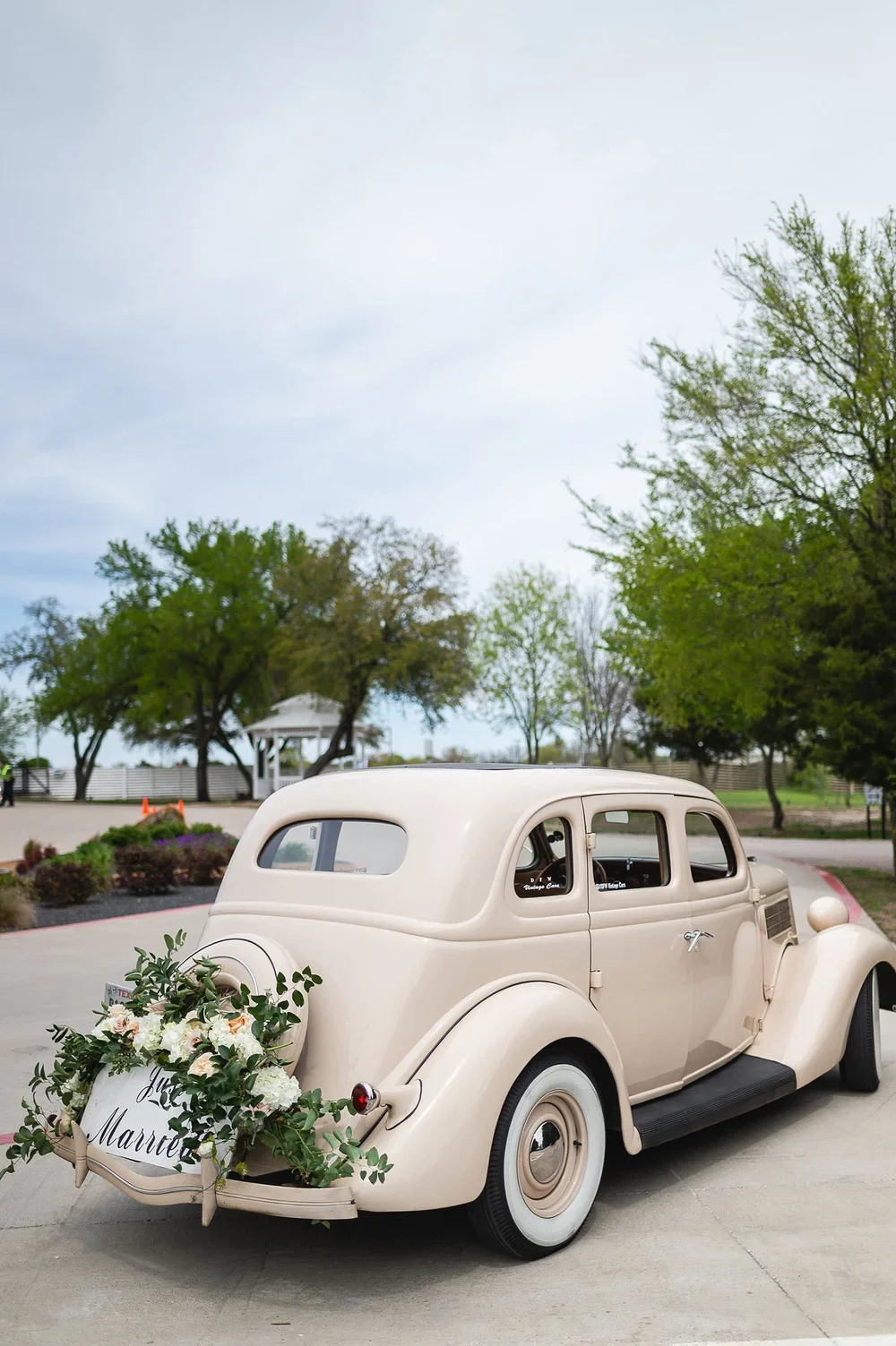 White vintage exit car with garland just married sign