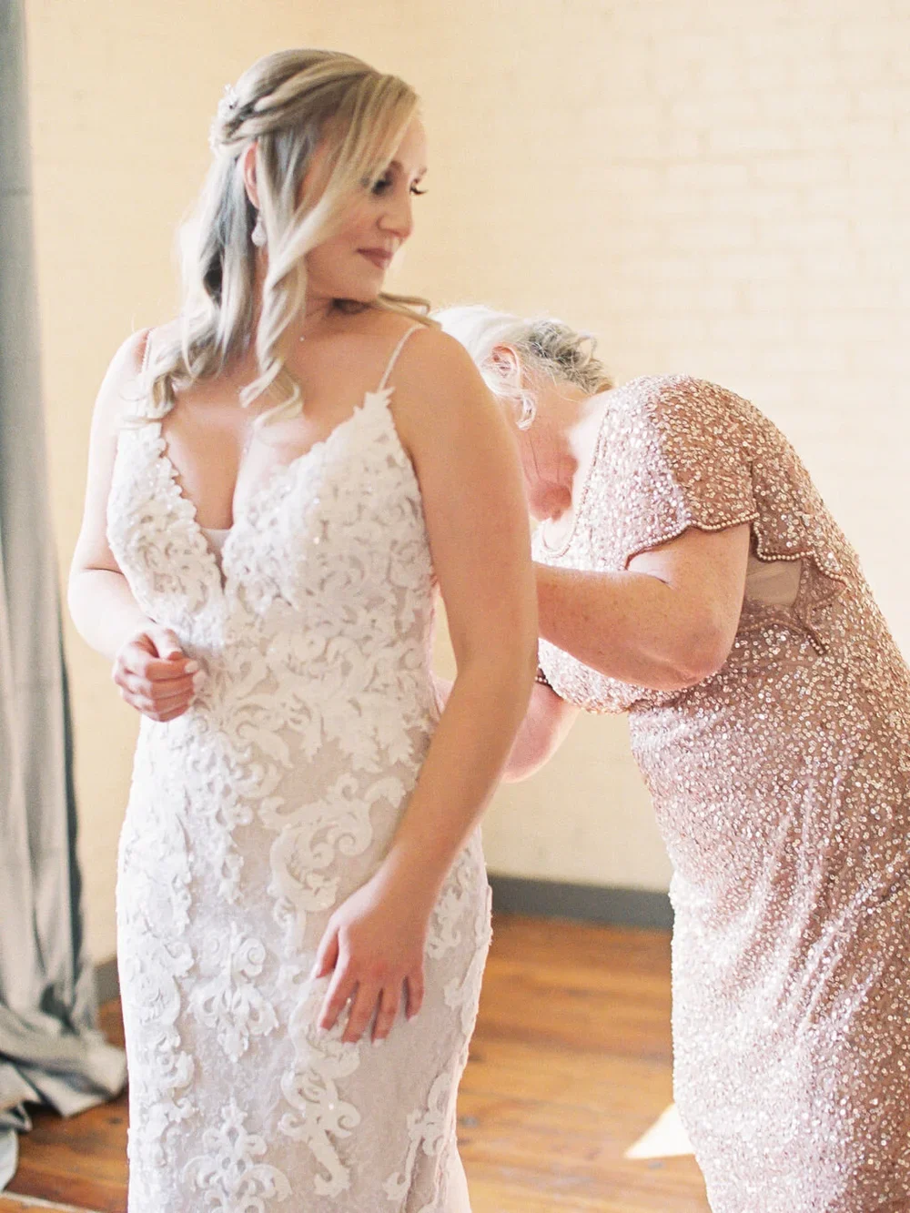 Mother of the bride in pink dress with bride
