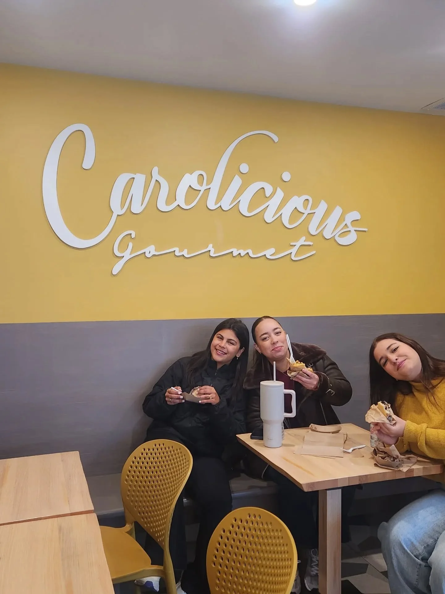 This is exactly how your Sunday should look like: good food (Carolicious of course), friends/family, a beer and lots of basil sauuuuuceeeee ✨✨✨