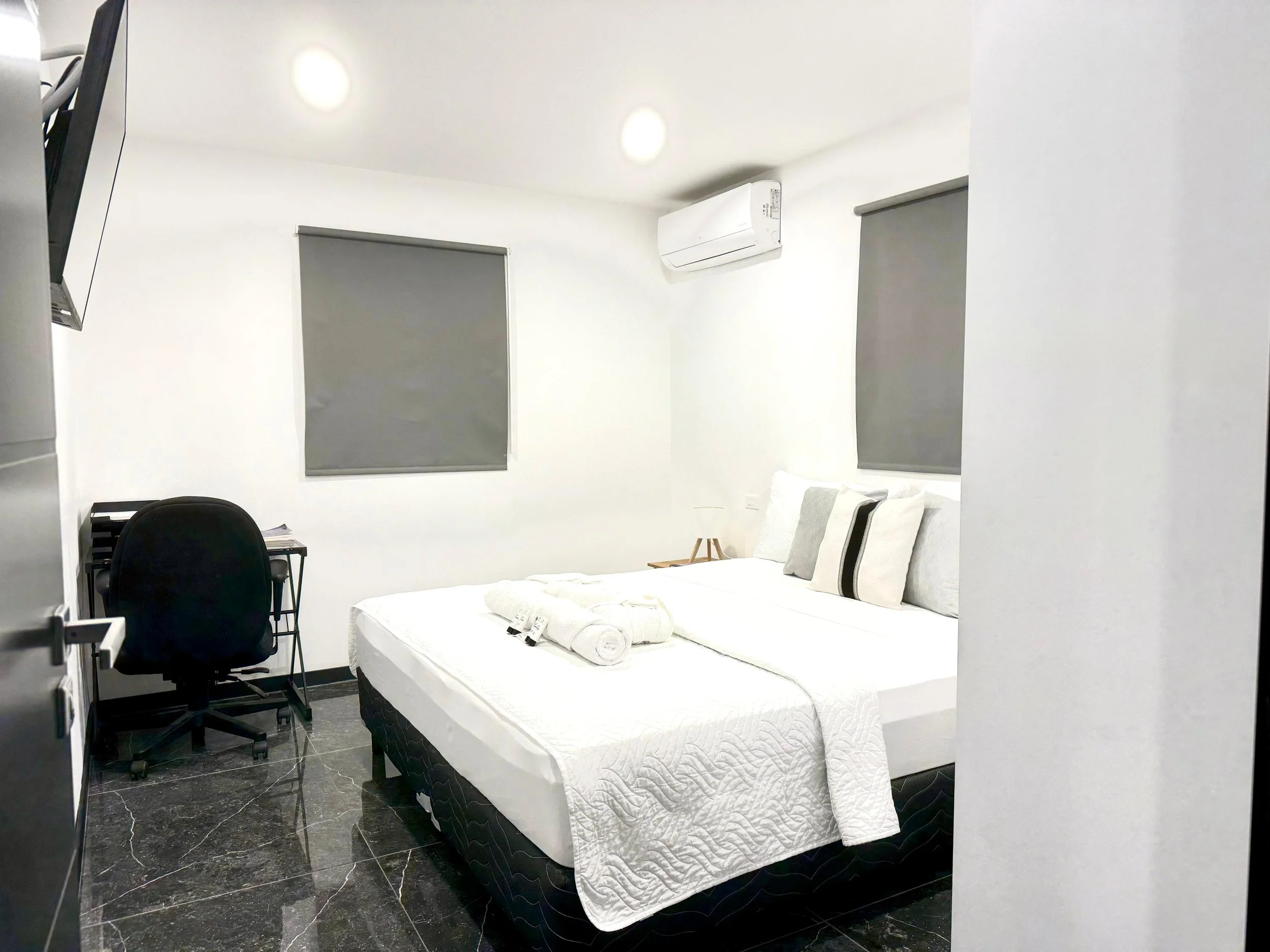 Kas Pitava Vacation Rental.. Bright room with full-size bed and cozy atmosphere.