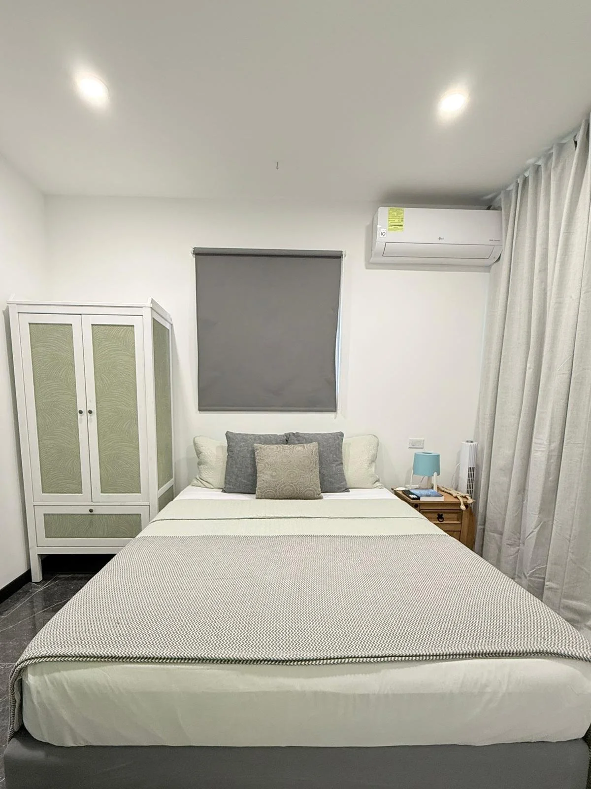 Kas Pitava, Guest bedroom featuring a full-size white bed and soft lighting for a peaceful stay.