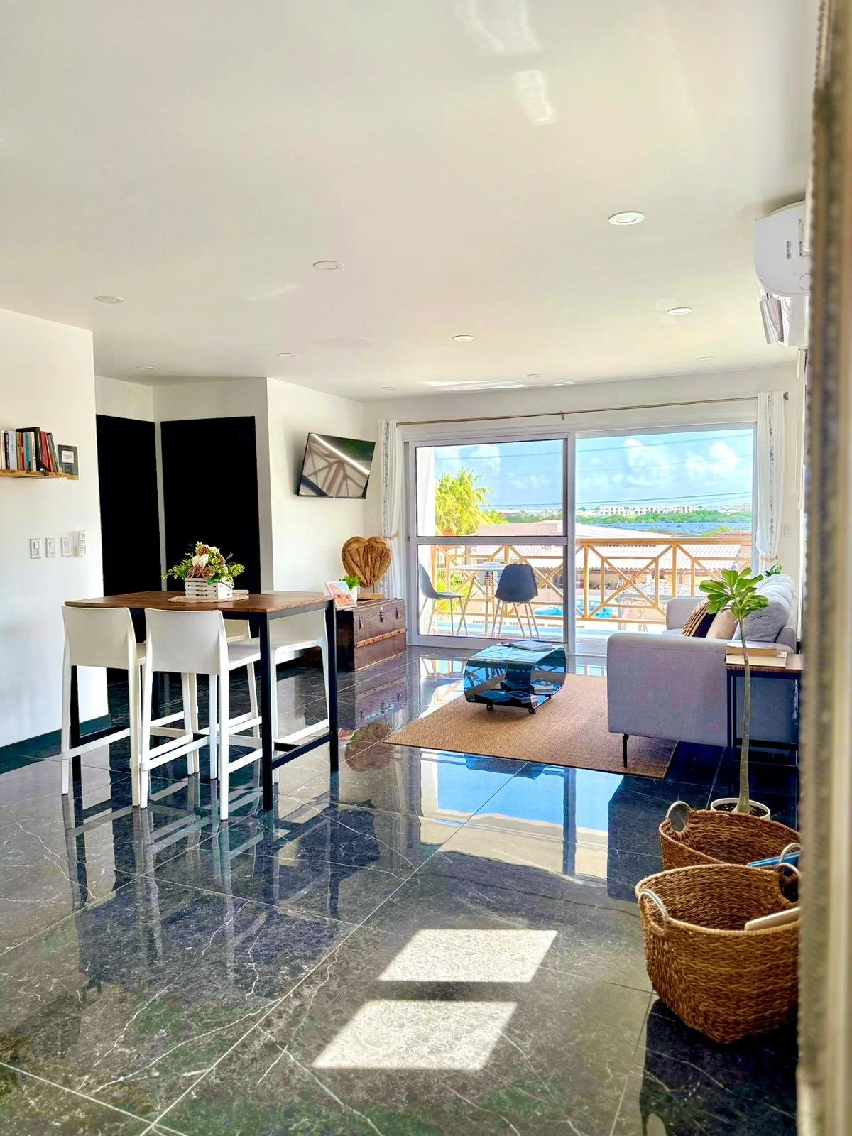 Open kitchen and dining area at Kas Pitava with breakfast bar and access to the balcone.