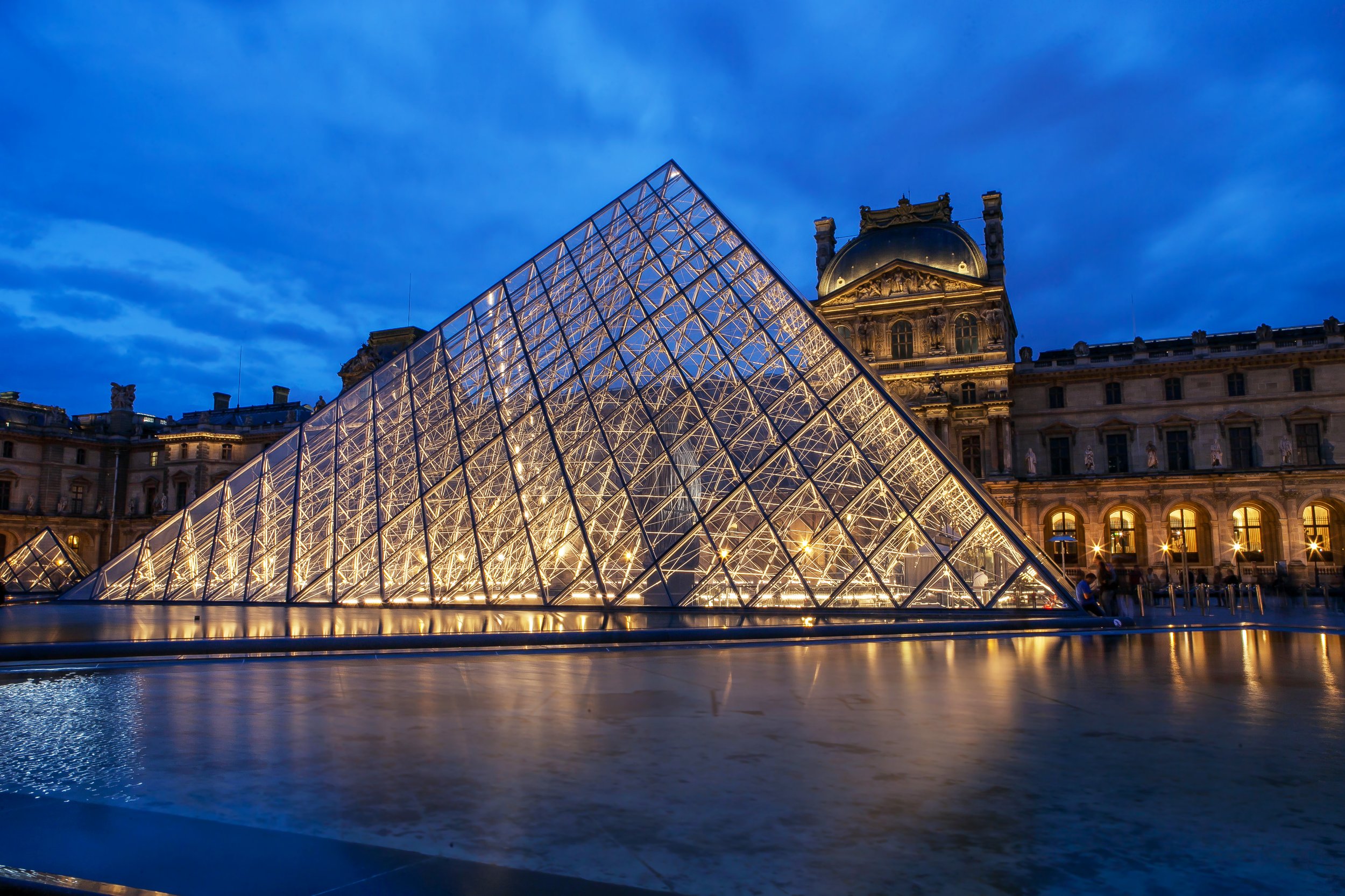 louvre pyramisnight.jpg