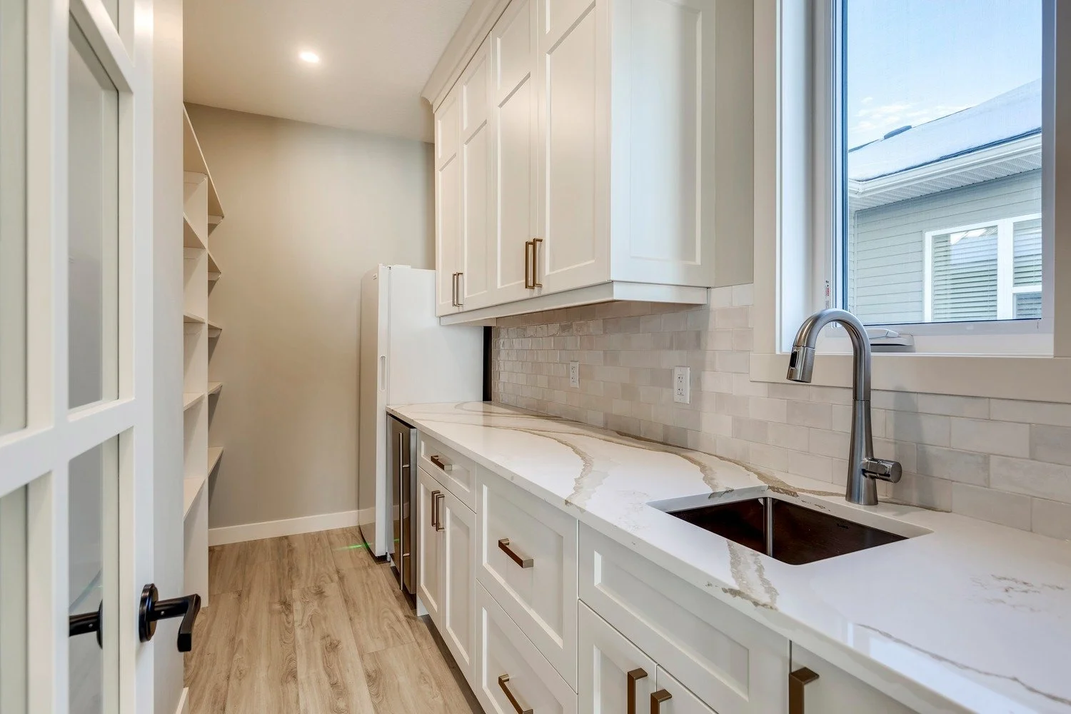 Iron-Rock-Homes_Crossfield_Butler-Pantry-01.jpg