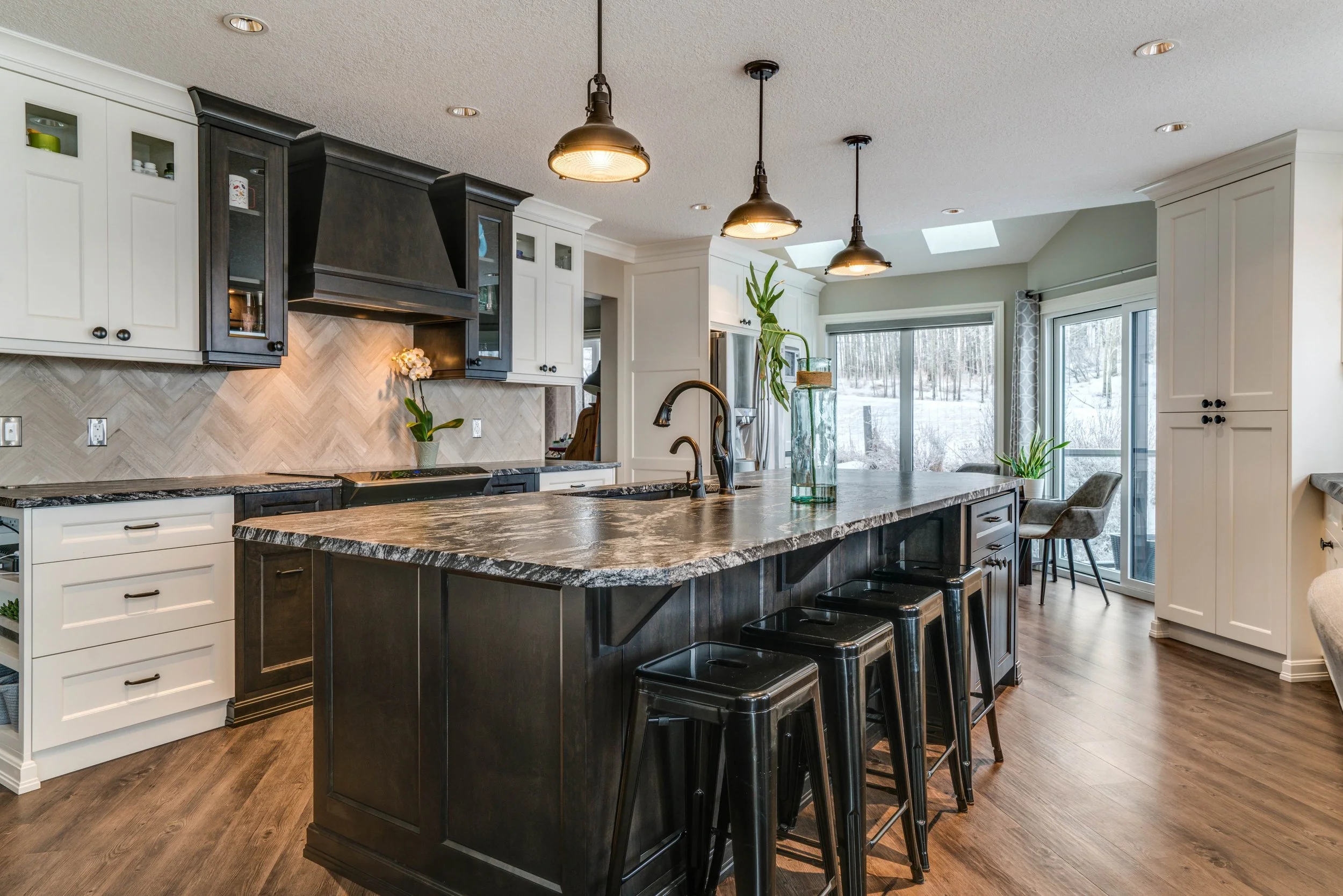 Iron-Rock-Homes_Rocky-View-03_Kitchen_01.jpg
