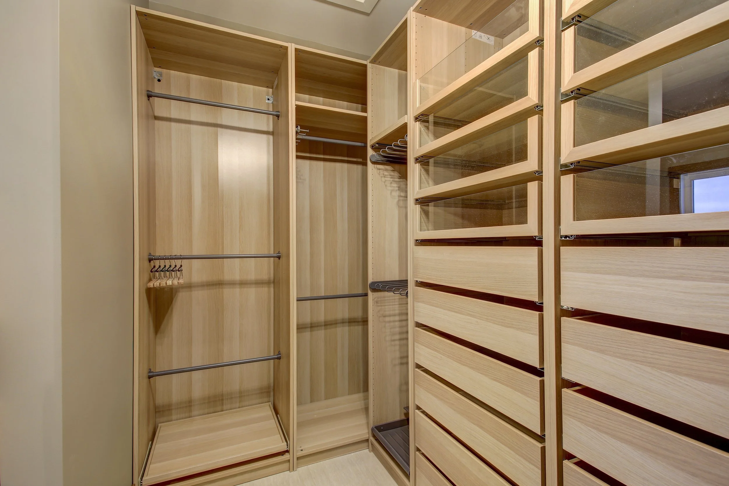 Iron-Rock-Homes-Rocky-View-II_Master-Closet-01.jpg