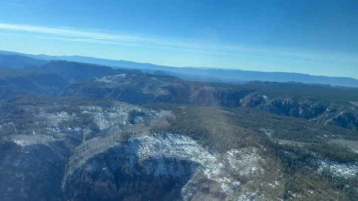 Everyone talks about the red rocks&hellip; but Sedona has just as much green 🌿

From above, you see the contrast&mdash;the trees, the valleys, the life running through it all. It&rsquo;s a side of Sedona most people miss.

#SedonaArizona #AerialView