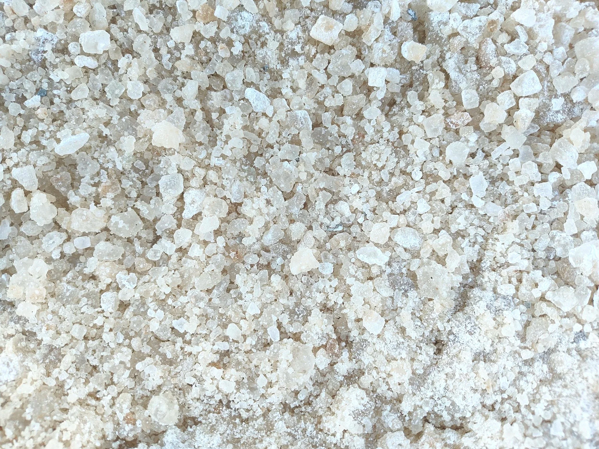 Close-up of coarse salt crystals in a pile.