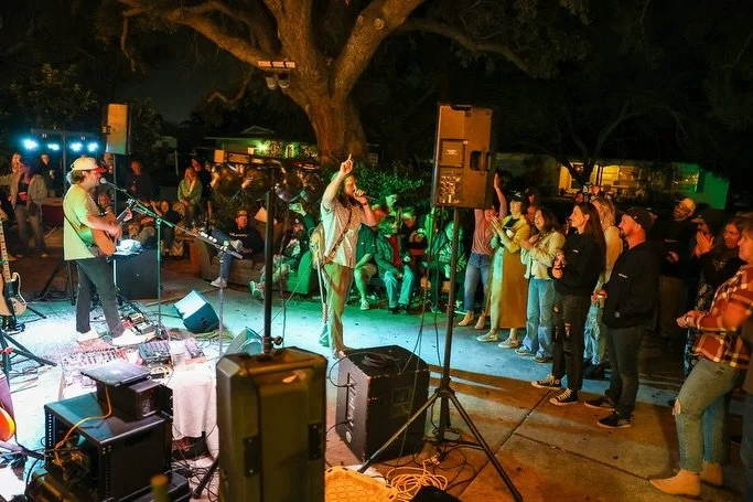 professor Couron teaching gma Steph&rsquo;s house party how to get DOWNNNN. love yall. thanks for celebrating the release with us!!! such a cool show ❤️🤘🏼 @seranationmusic fkn crushed it as well!

📸 @rightsideuppro