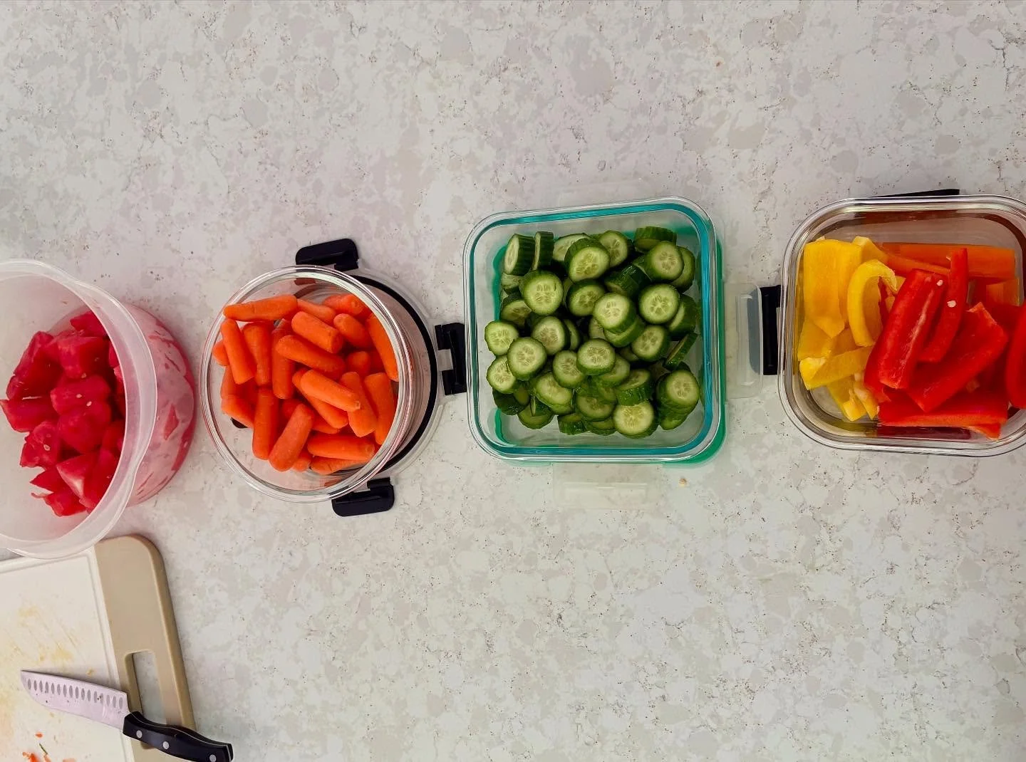Easy food exposure tip: as I meal prep, I leave out the veggies / fruits / cheeses I cut and let the kiddos come watch, allowing them to pick and choose if they want to explore any. 
🫑 
Today, my daughter, 3.5yo (aka &lsquo;hater of all vegetables&r
