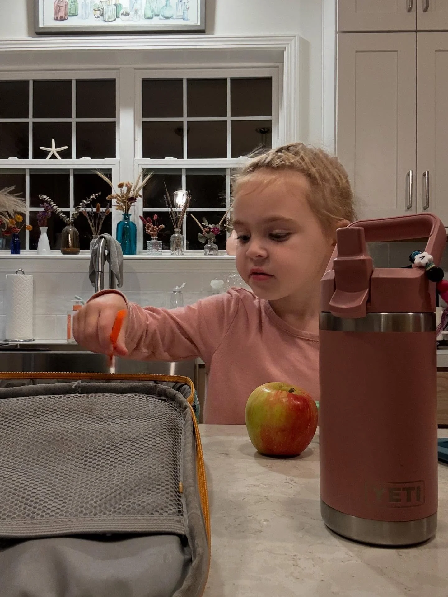 The benefits of packing lunch WITH your child, versus FOR your child. 

🥨Develops responsibility: Packing their own lunch is a great way to teach kids about responsibility and self-sufficiency.

🥕Encourages healthy eating: It helps them learn to ma