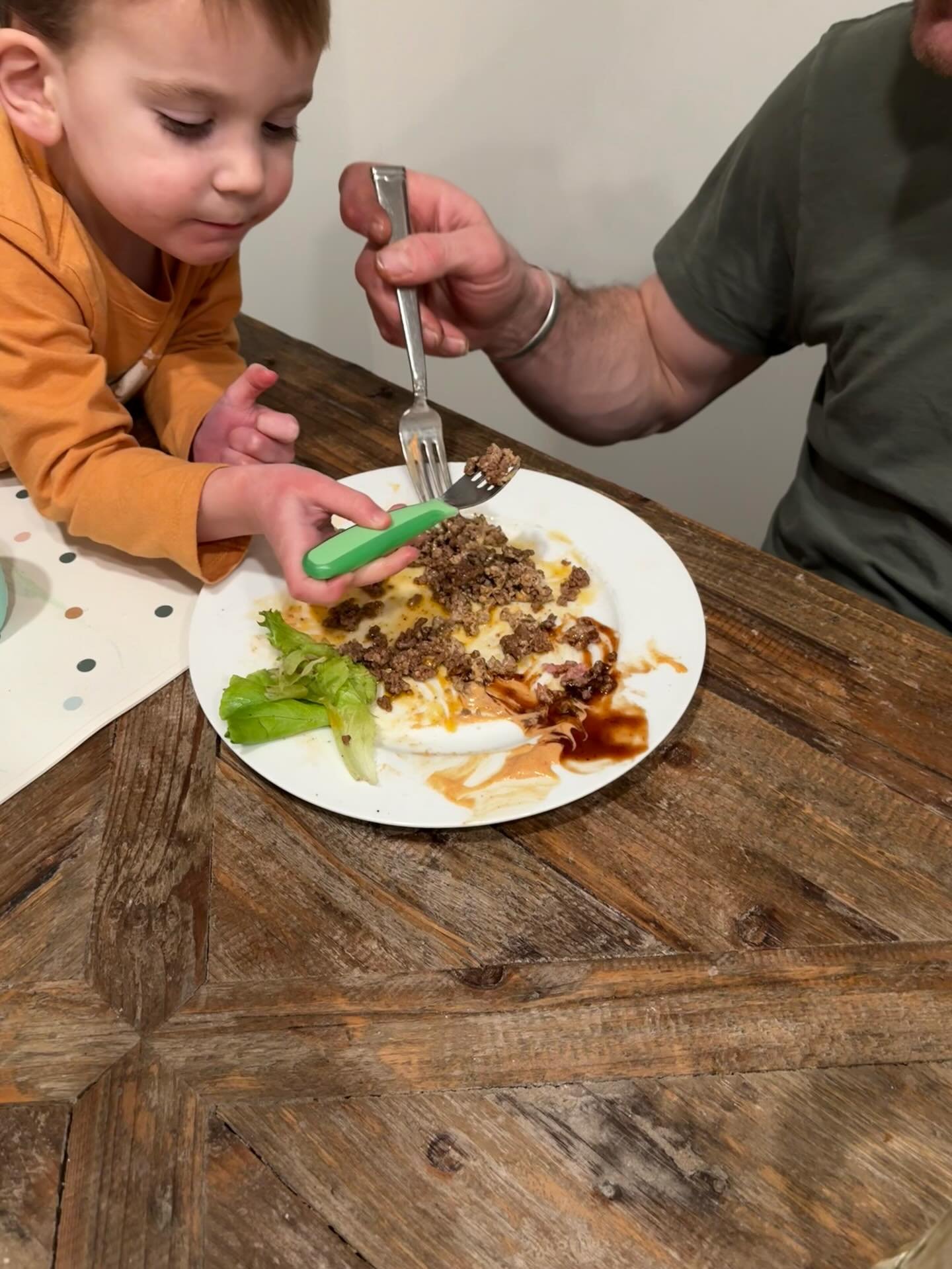 Hot take: your toddler eating off your plate isn&rsquo;t bad manners 

Why Letting Your Toddler Eat Off Your Plate Can Be a GOOD Thing! 
1. Low-pressure exposure: When toddlers steal bites, they&rsquo;re getting low-stakes exposure to new foods&mdash