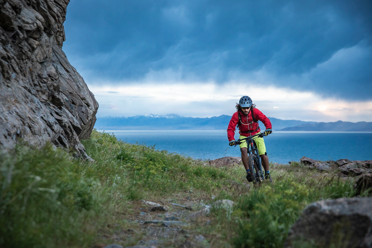 Mountain biker riding along cliffs above the Great Salt Lake during the Valhalla Antelope Island mountain bike race
