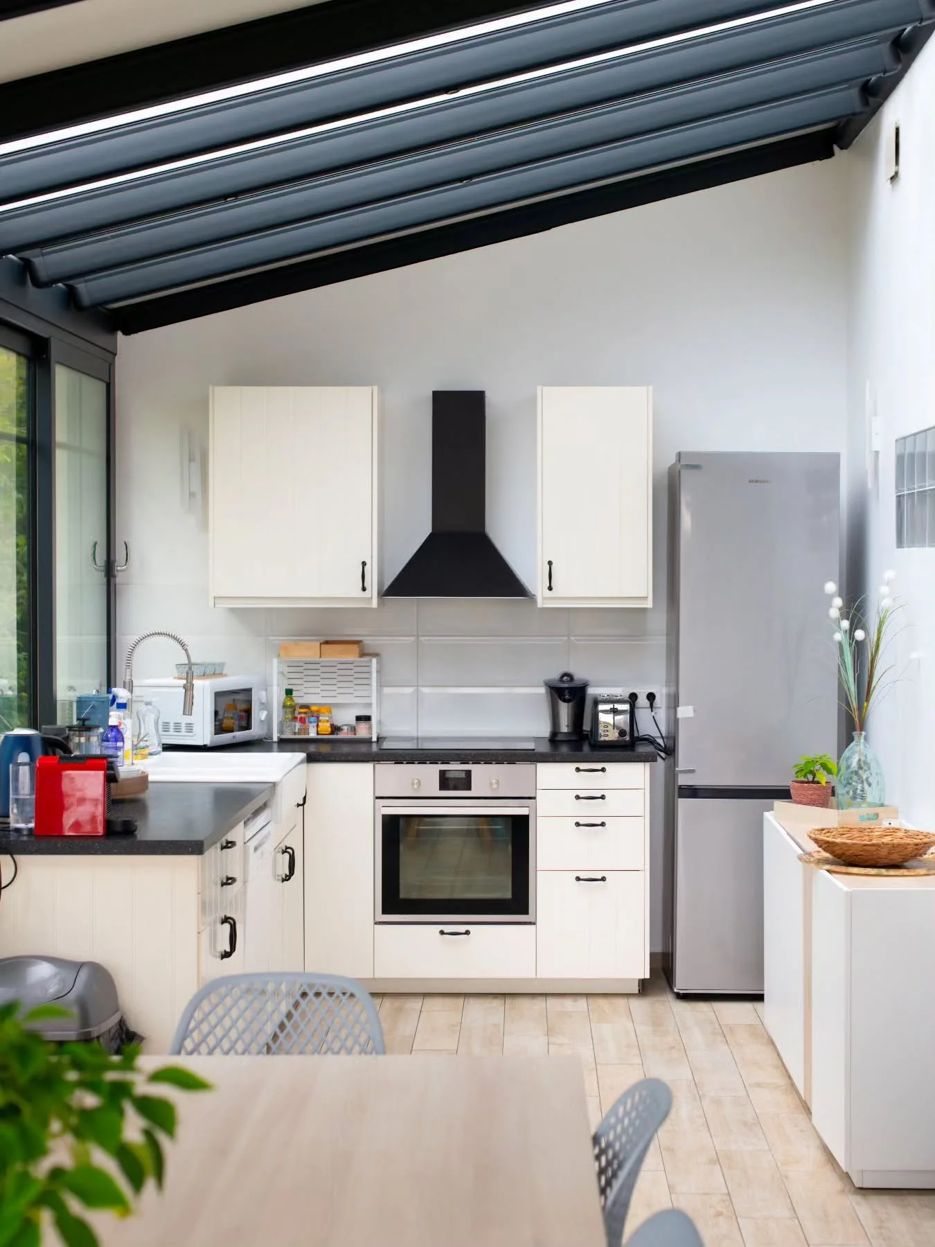 Ceci n&rsquo;est pas juste qu&rsquo;une cuisine&hellip; 
c&rsquo;est un lieu de vie, un espace o&ugrave; se tissent les instants du quotidien. &Agrave; travers mes photos, je r&eacute;v&egrave;le la chaleur, la lumi&egrave;re et les d&eacute;tails qu