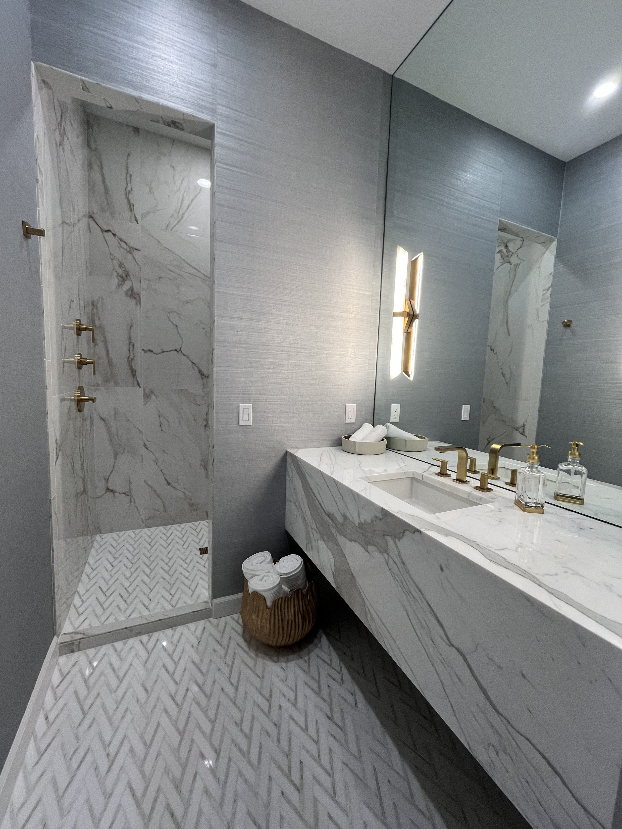Project: Dugas Powder Bathroom/
Contractor: Jeff Ballard