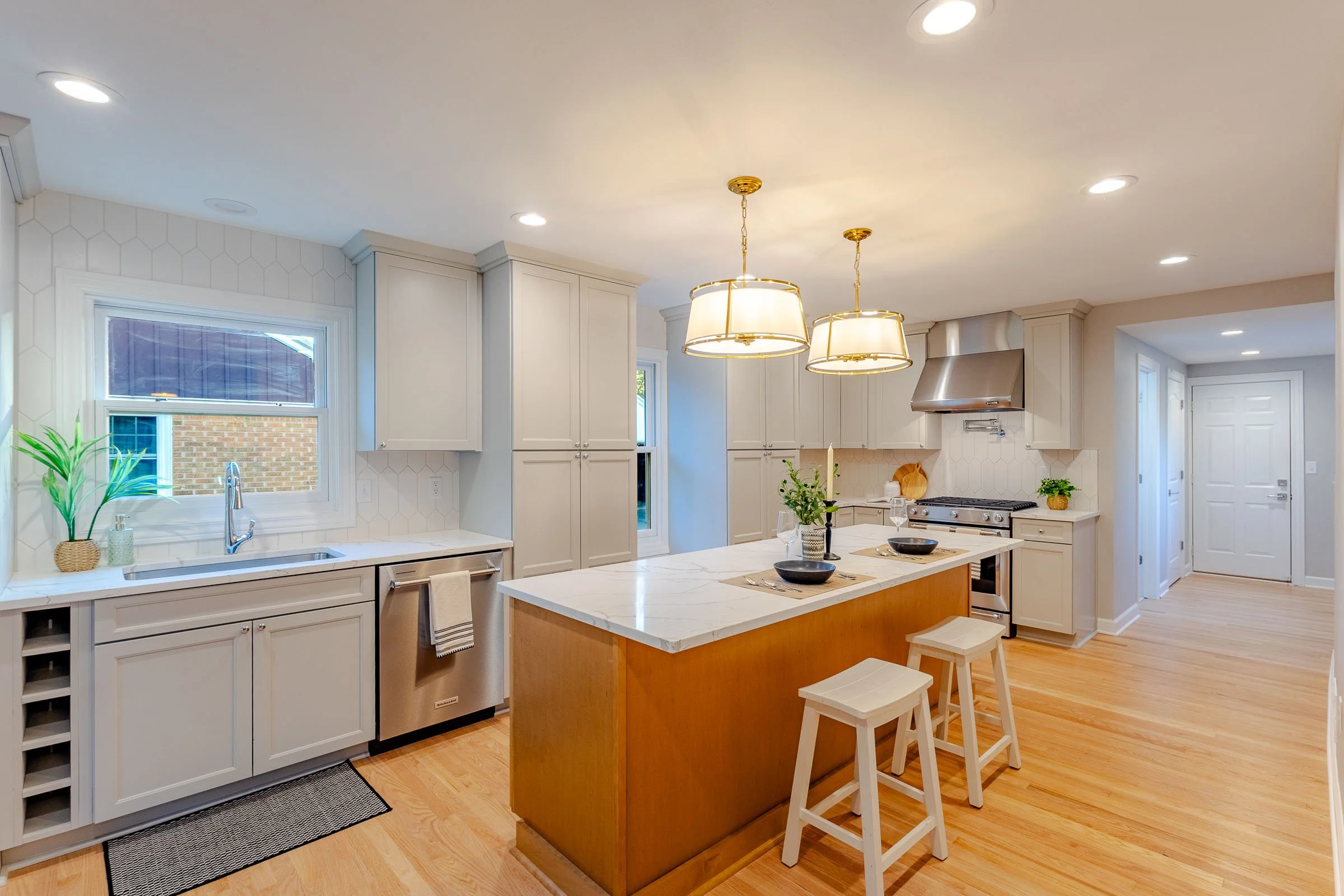 Contemporary Kitchen Design & Staging - Wisconsin Real Estate