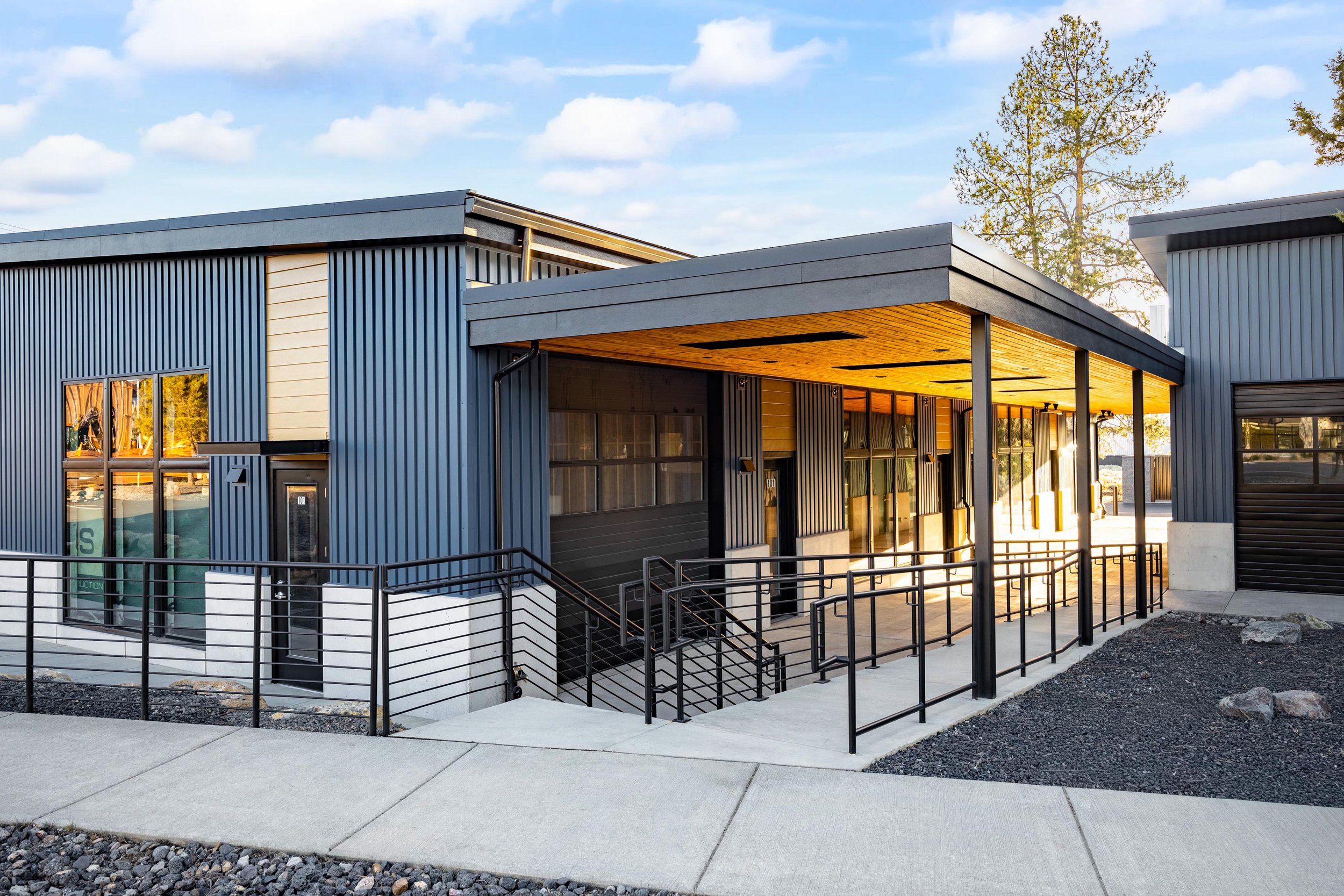 commercial spaces for lease sisters oregon