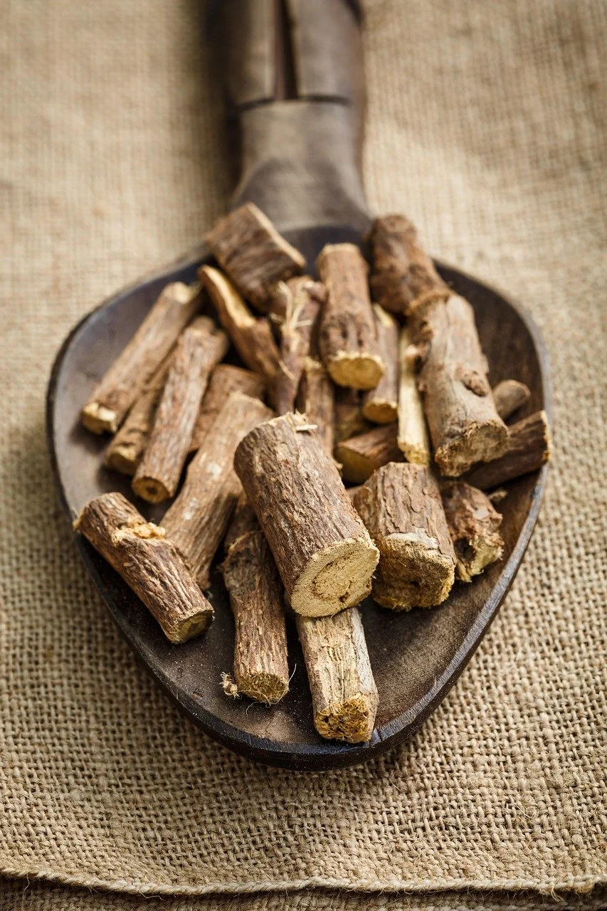 Dried wood logs on a wooden spoon placed on burlap fabric.