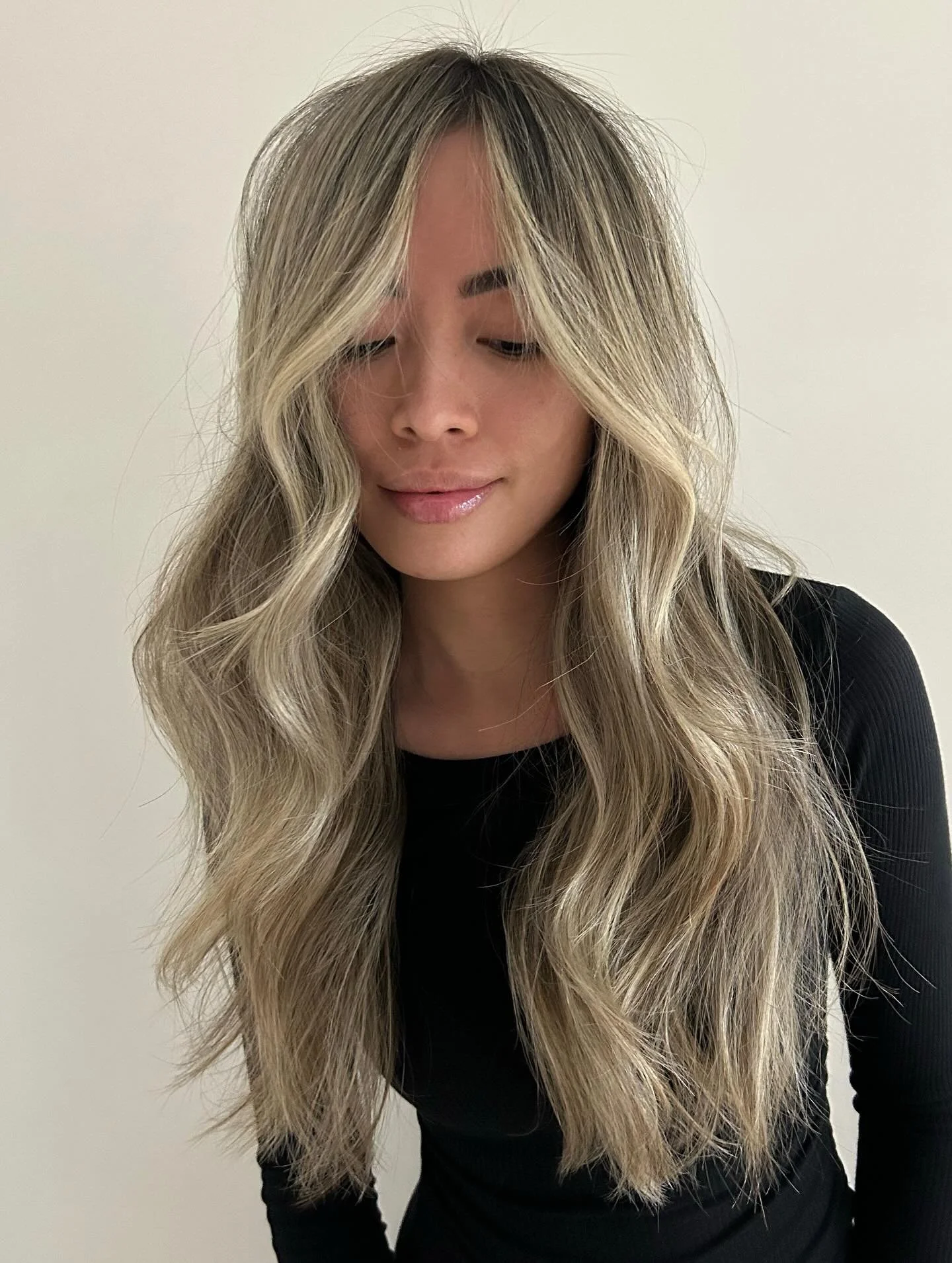 Luxury color with a Seamless blend. Hair that turns heads 💫🤍

#LuxuryHair #BalayageQueen  #SeamlessBlend #DimensionalColor #HairGlowUp #SalonLuxury #GlossyHair #BalayageExpert #HairTrend