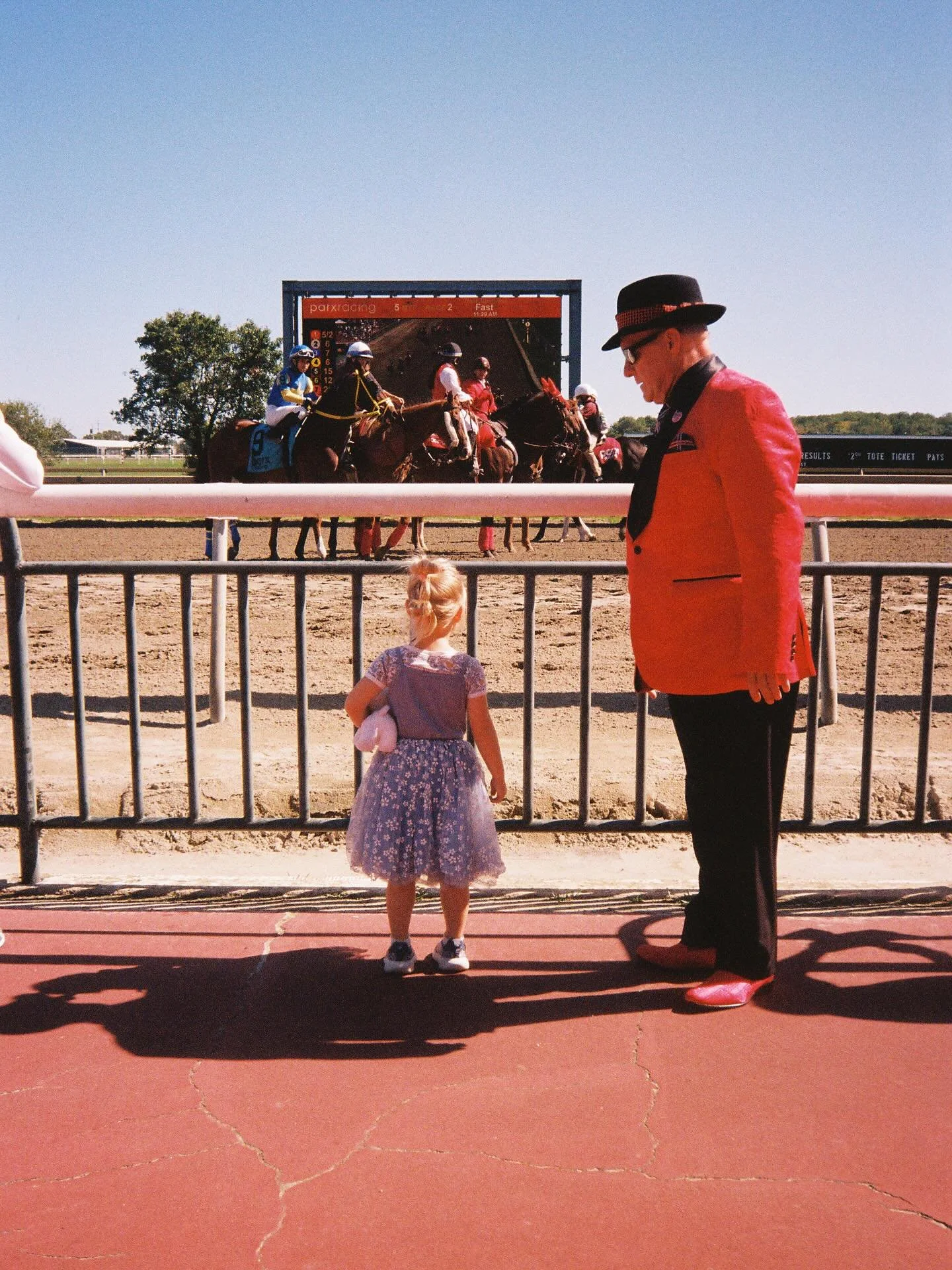 More 35mm film from august to halloween of this year ❤️&zwj;🔥✨
-
-

#olympus #olympusaf1twin #35mmfilm #kodakultramax400 #retoamberd400 #photography #familyphotos #summertime #freepubliclibrary #philadelphialibrary #film