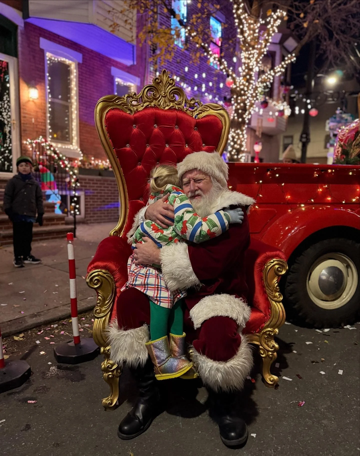 @themiracleonsouth13thstreet is always a great time full of Philly holiday spirit 🎄✨ ❤️&zwj;🔥🕯️🥁⚡️💚💯👑💫🎅🏽