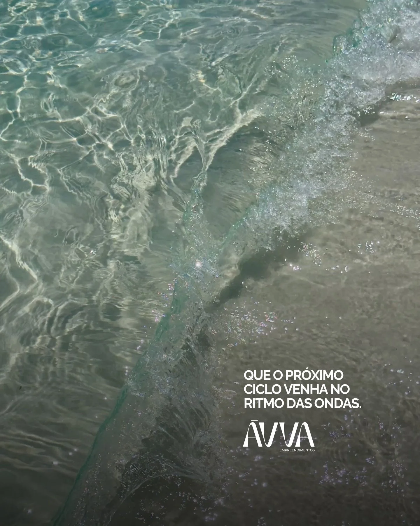 O mar lembra que tudo &eacute; movimento.
Que cada ciclo tem seu tempo, sua for&ccedil;a e seu recome&ccedil;o.

Entre ondas, pausas e novos horizontes, seguimos acreditando em espa&ccedil;os que acompanham o ritmo de quem vive com inten&ccedil;&atil