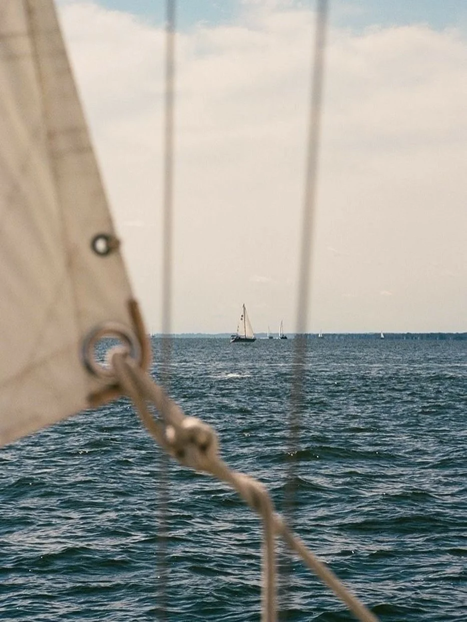 H&aacute; caminhos que s&oacute; fazem sentido quando o mar est&aacute; por perto.

AVVA
Entre o c&eacute;u e a terra, onde tudo acontece.
