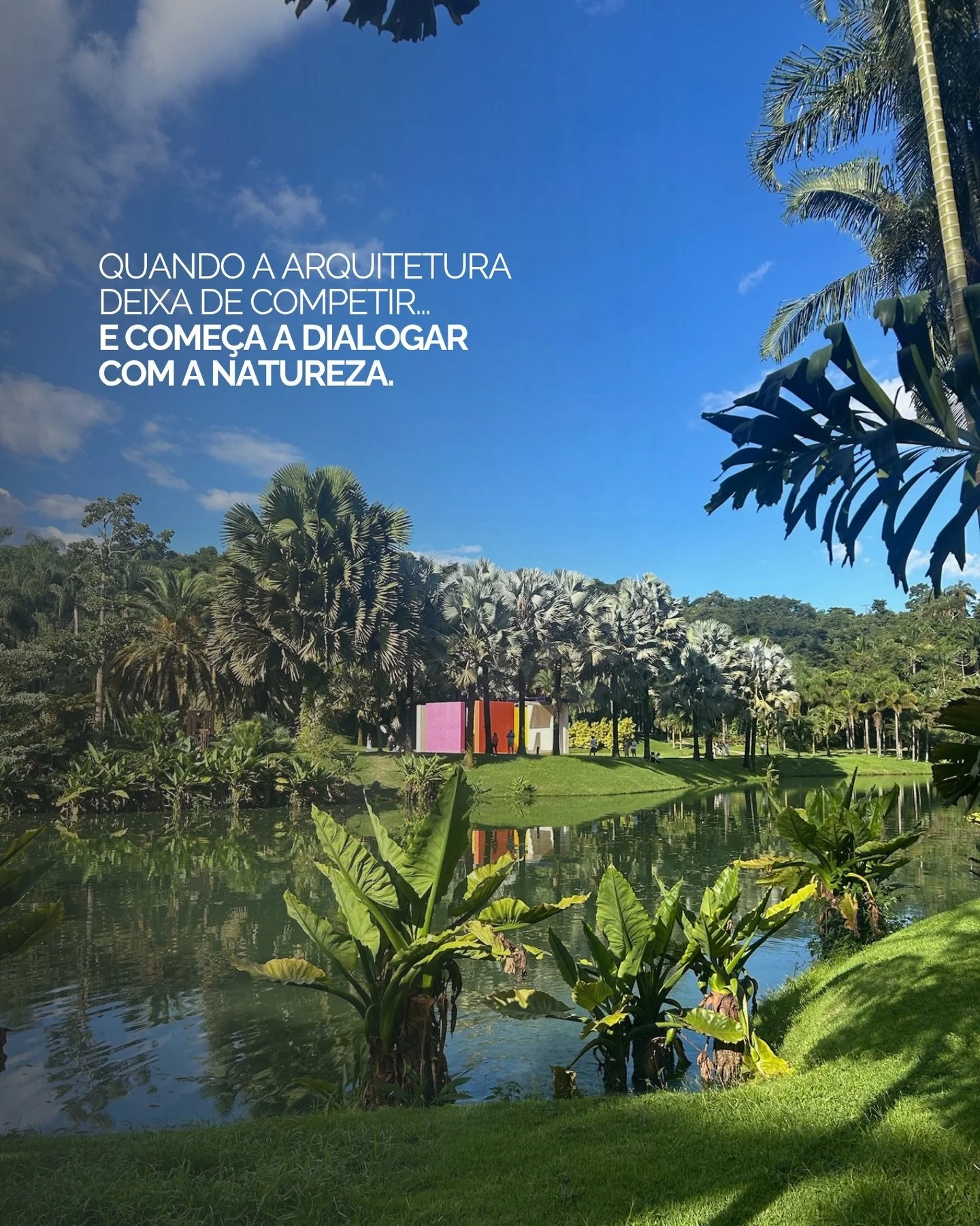 Recentemente, visitamos o Instituto Inhotim..

Um espa&ccedil;o onde arte, arquitetura e natureza deixam de ser separados e passam a existir em conjunto.

Caminhar por Inhotim &eacute; perceber como luz, percurso e entorno influenciam a forma como vi