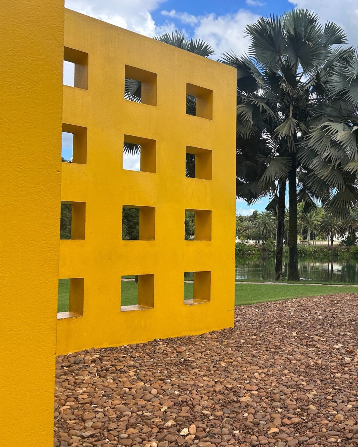 Nem tudo em um projeto &eacute; vis&iacute;vel.

Existe o que voc&ecirc; v&ecirc;.
E existe o que voc&ecirc; sente ao percorrer o espa&ccedil;o.

Luz, entorno e experi&ecirc;ncia tamb&eacute;m fazem parte da arquitetura.

Foi isso que encontramos no 
