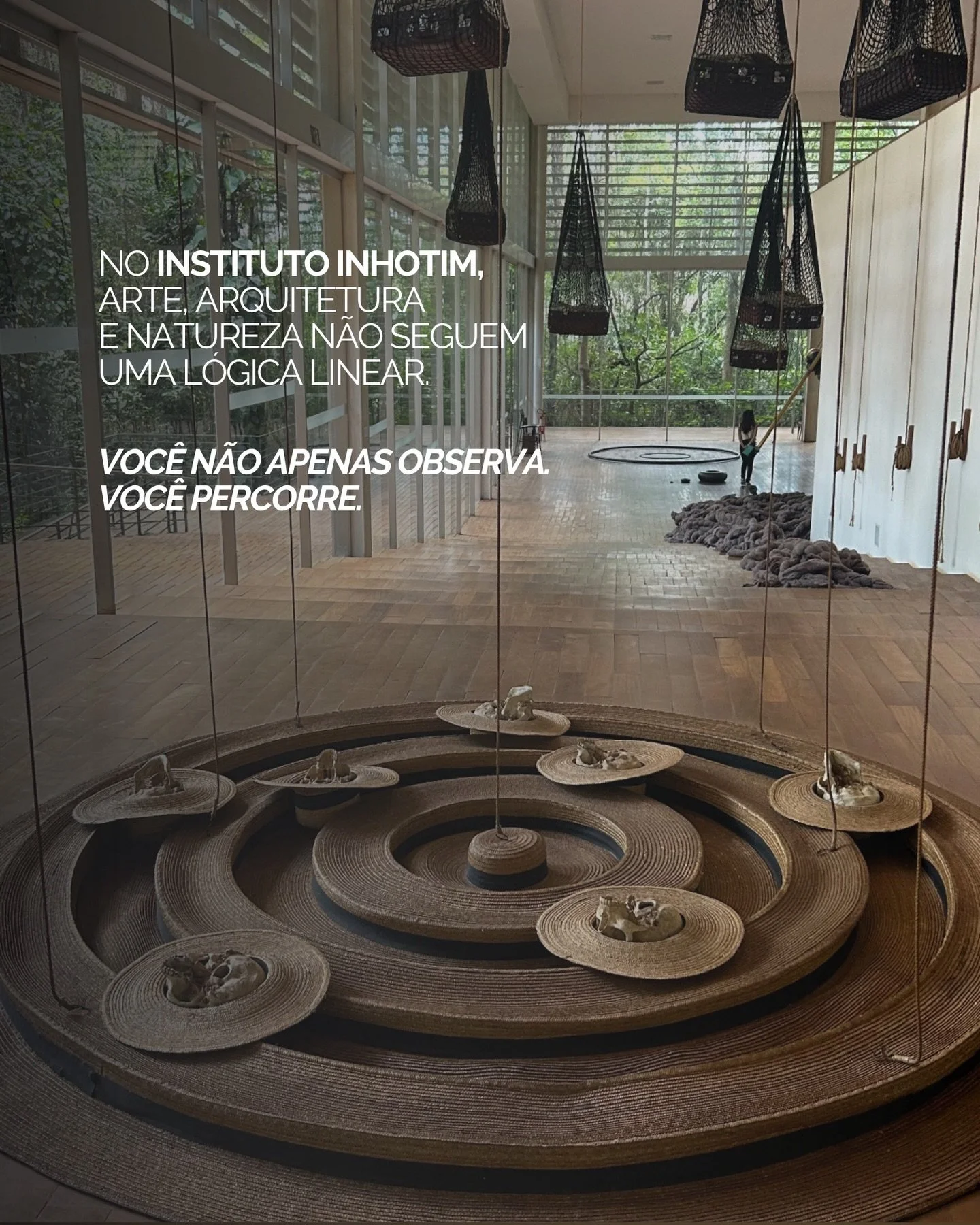 Sa&iacute;mos do Instituto Inhotim com um olhar mais atento para o espa&ccedil;o.

Em alguns espa&ccedil;os, voc&ecirc; perde a refer&ecirc;ncia, desacelera sem perceber e come&ccedil;a a prestar aten&ccedil;&atilde;o em coisas que normalmente passar
