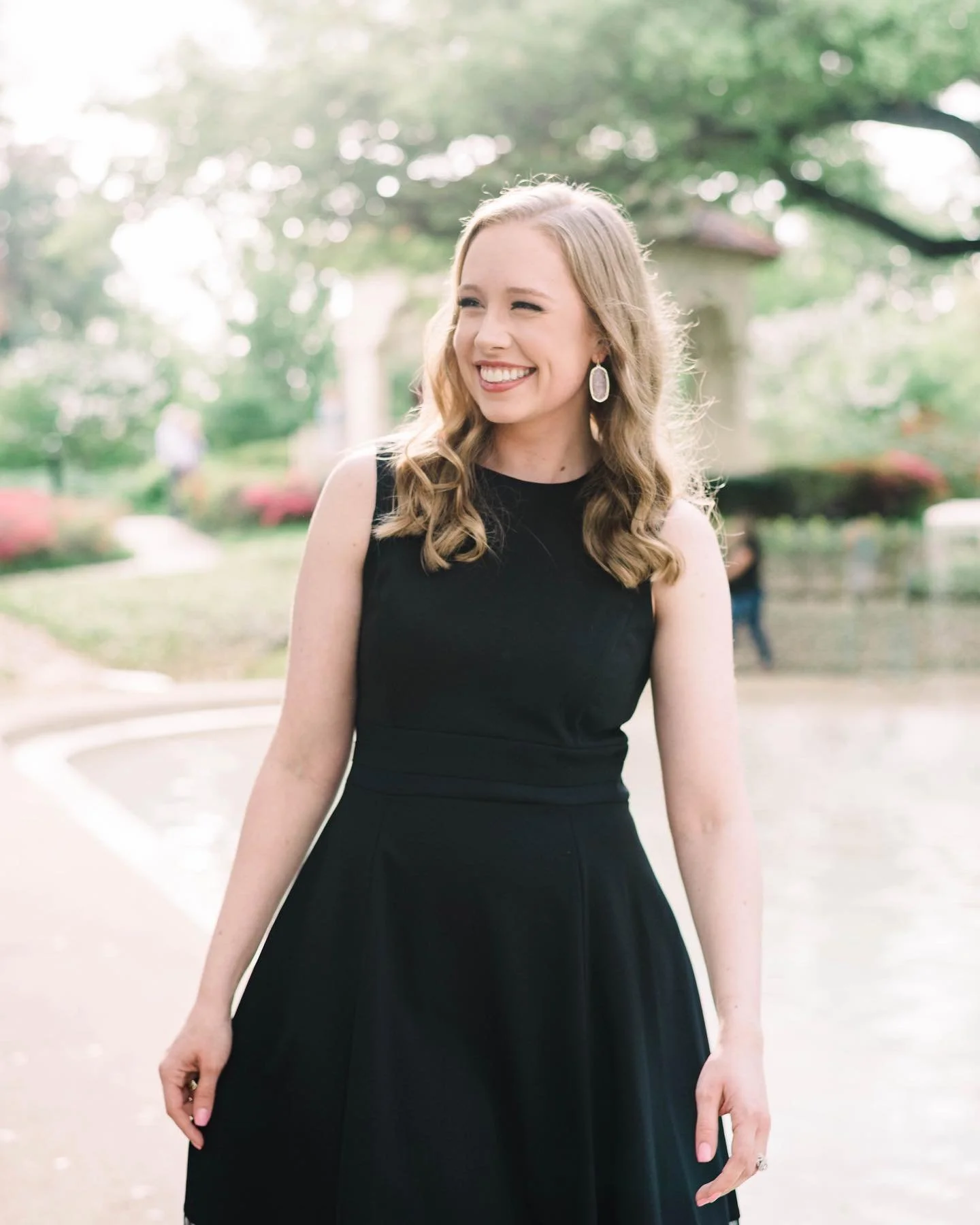 Posting late (as usual 💀) but I couldn&rsquo;t let grad season go by without sharing some of the med school graduates I got to photograph this spring! Swipe for some awesome friends/classmates who are now off to do great things as brand new doctors 