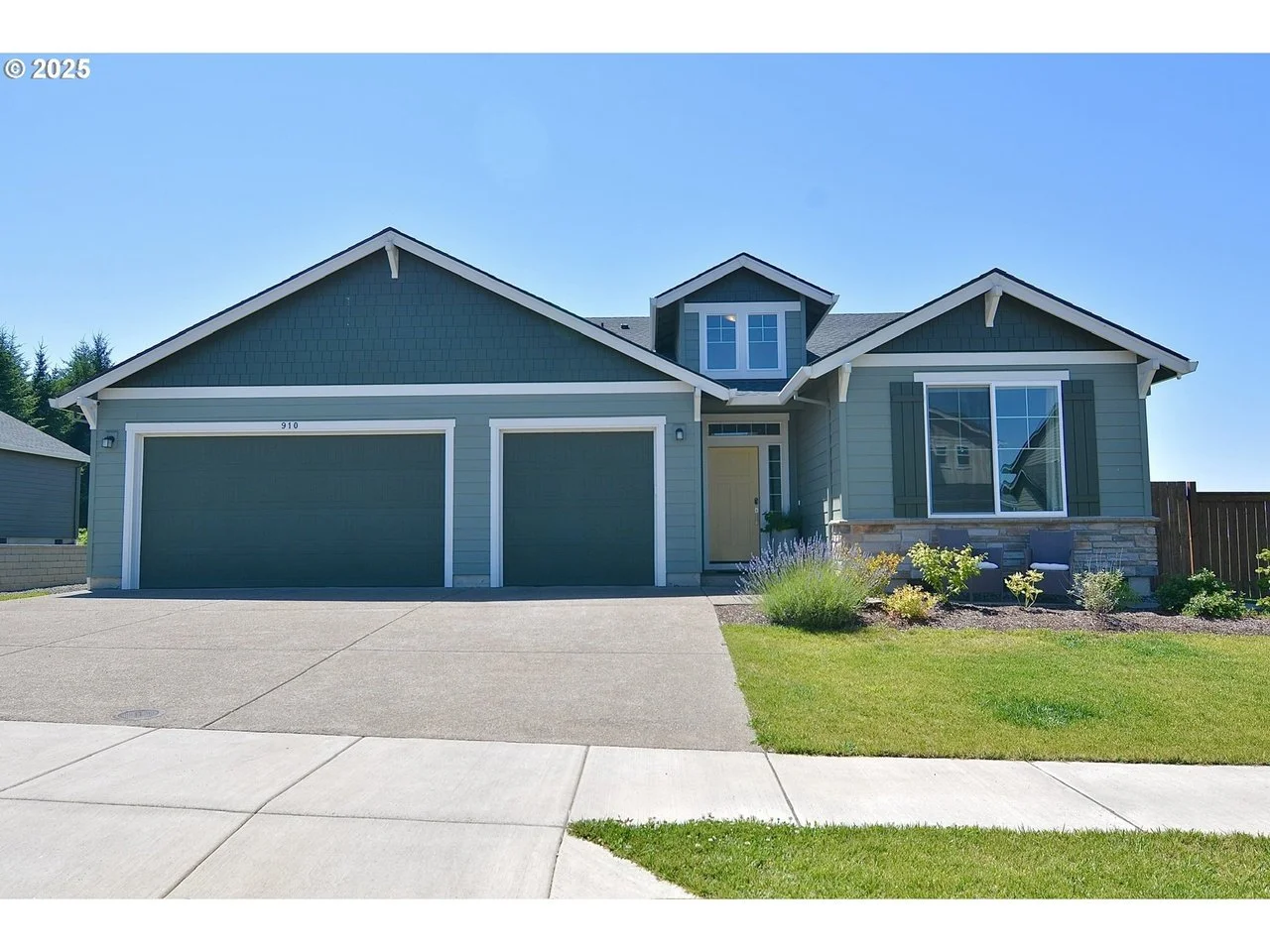 910 Marie St Mt Angel OR 97362