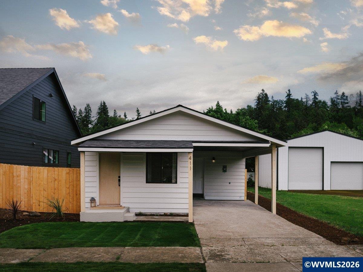 411 S 1st St Silverton OR 97381