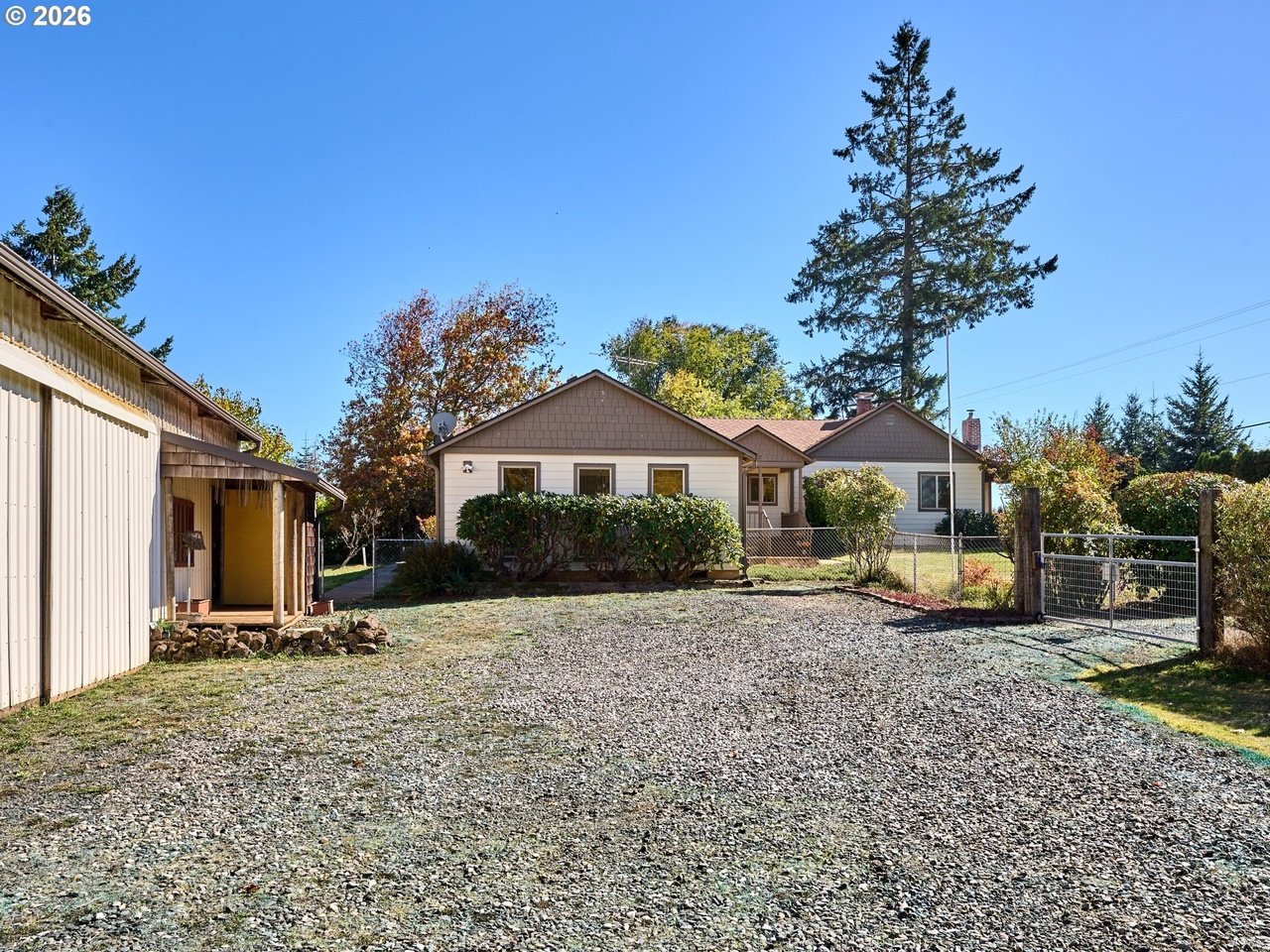 1060 Silver Falls Dr NE, Silverton, OR 97381