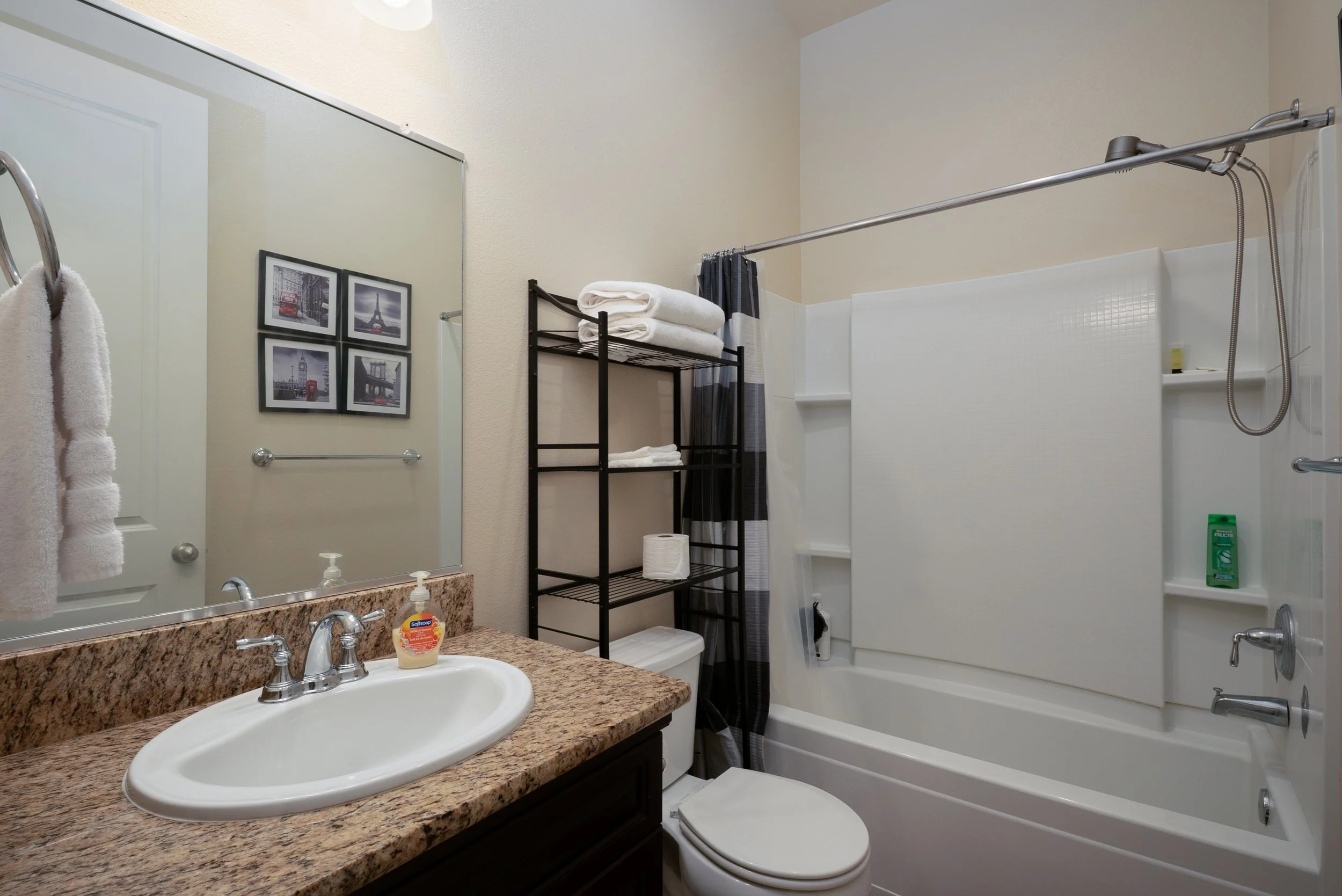 Suite 1 Bathroom.jpg