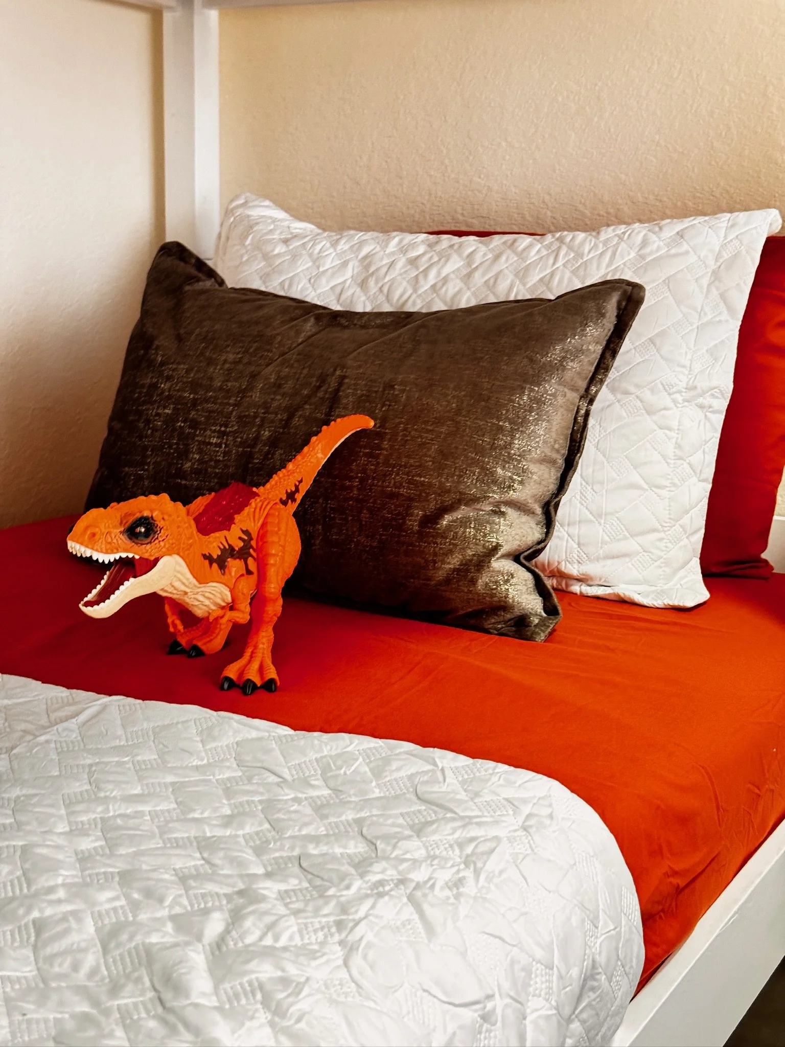 Grab Dream Rentals Bunk Bed with Dinosaur