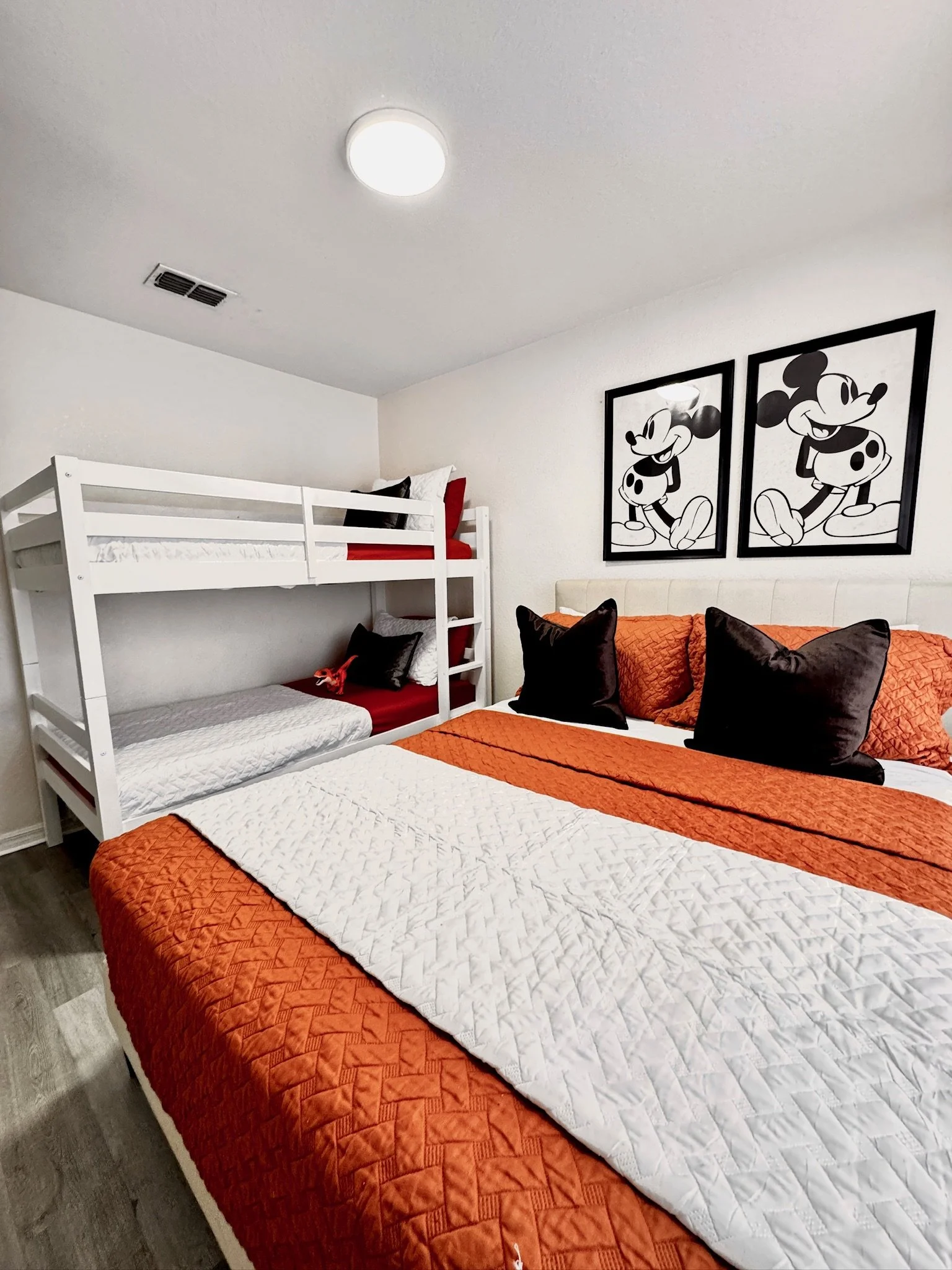 twin bunk beds and queen bed at grab dream rentals