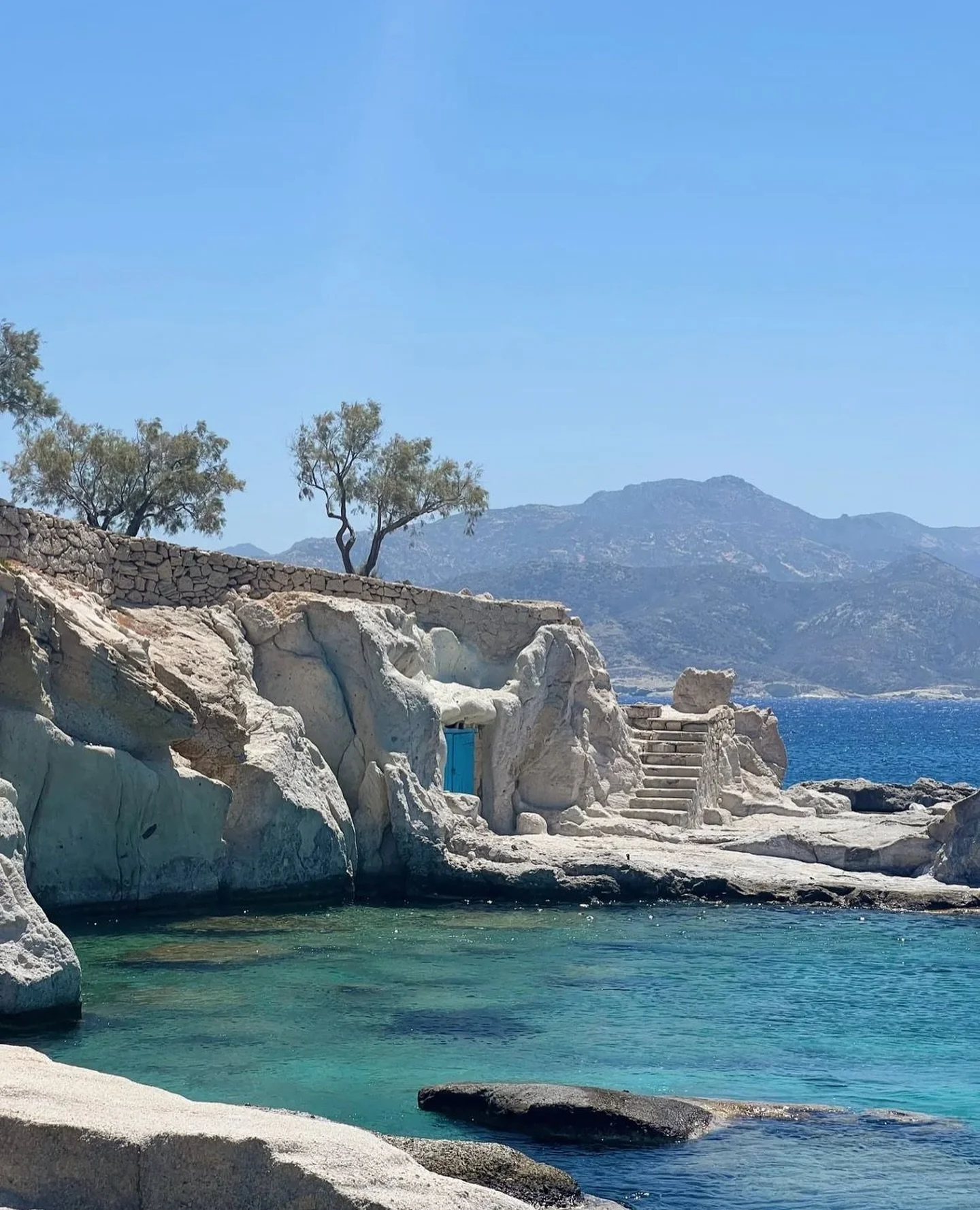 Incredible Cycladic escapes in Kimolos 💙🇬🇷

📷 @paoluelmo 

#cycladic #cycladicspaces #cyclades #greece #greek #greekisland #travelgreece #travel #kimolos