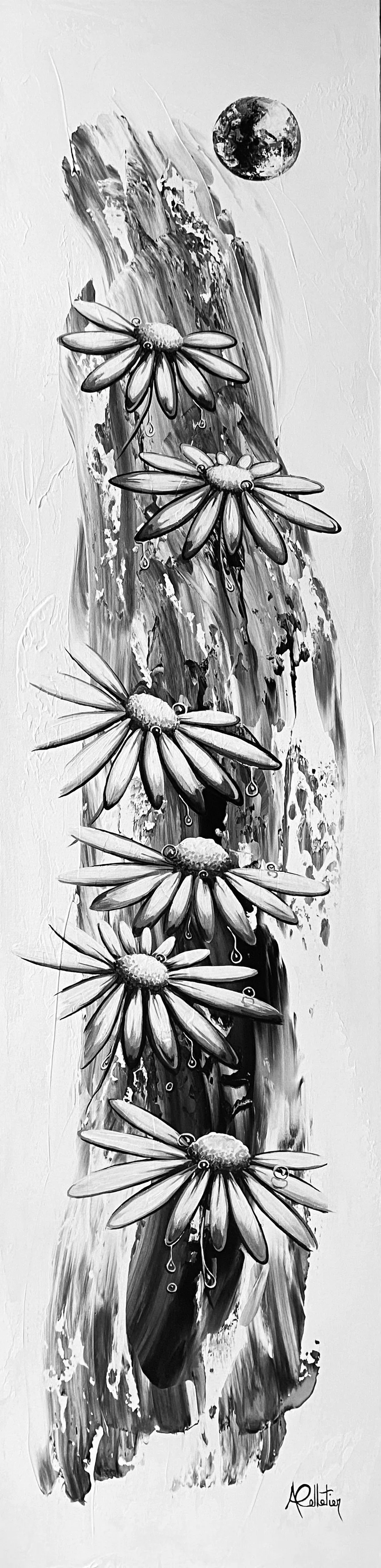 Une peinture en noir et blanc représentant une branche de fleurs de marguerite avec un fond abstrait, une lune en haut à droite.