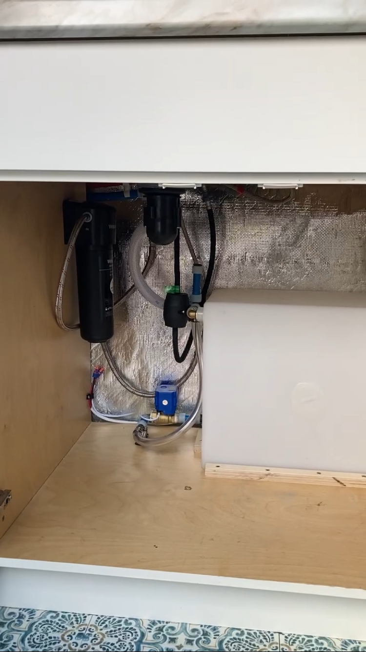 Single stage water filter installed under the sink as well