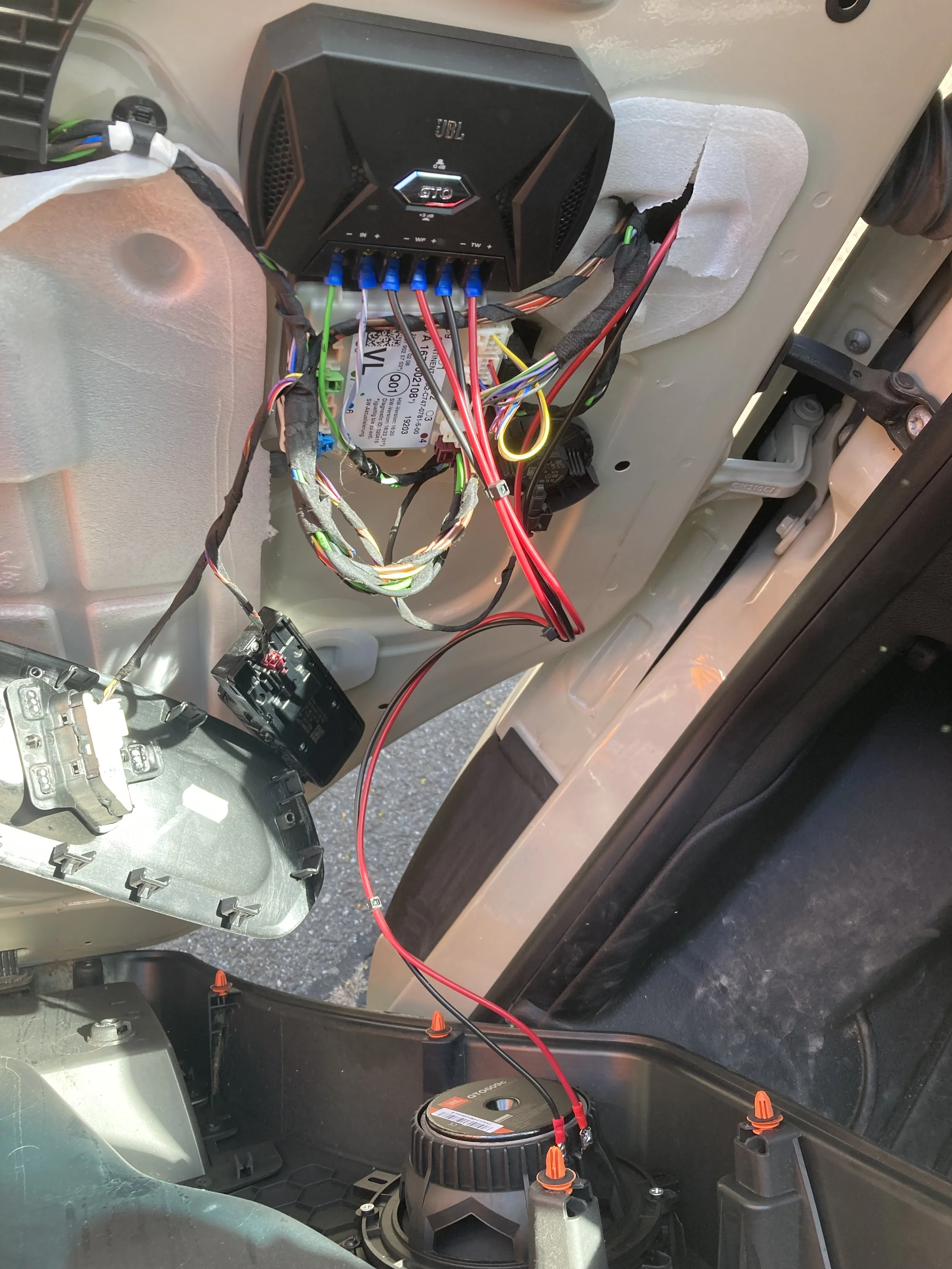 Both door speakers and tweeters are wired to crossovers increase speaker efficiency by 2 db