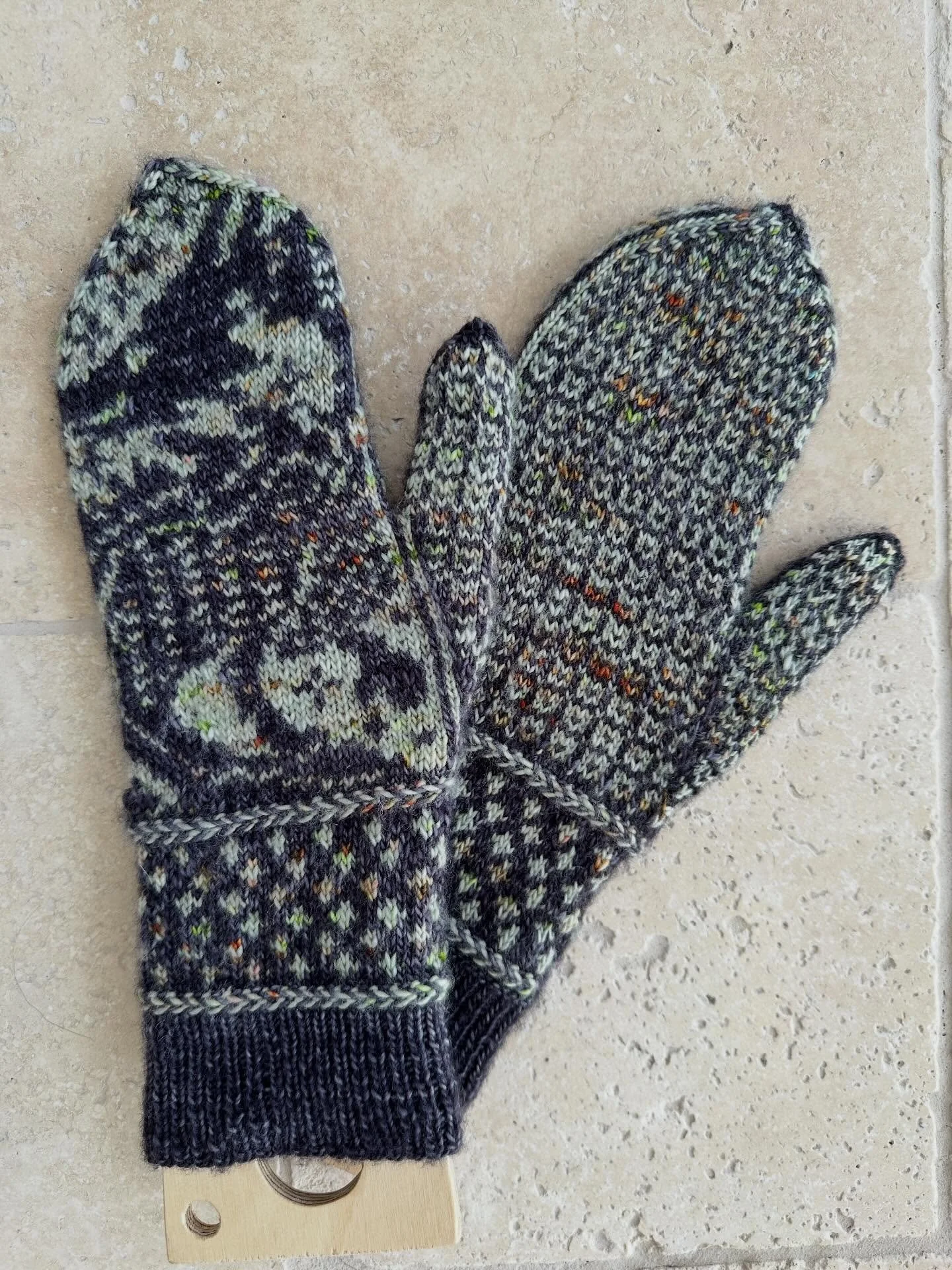 How to train a dragon? just knit them-😝this amazing pattern now available from @grey_owl_knits - check out her site, there is a discount code! I had the pleasure of test knitting them- and they are beautiful!