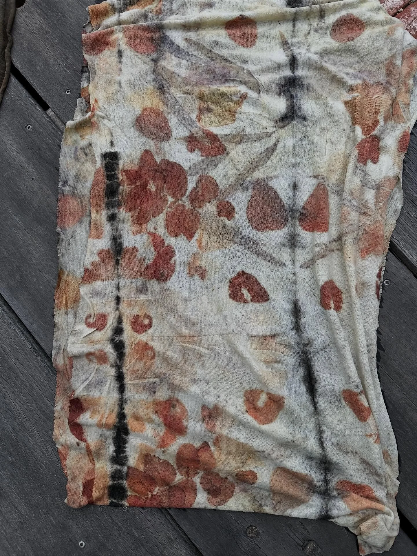 Saturday fun with @mariatathan @rick_beviss @brian_gilbert777 plus more folks - bit of eco dyeing with a side of pit firing -
or the other way around 😝